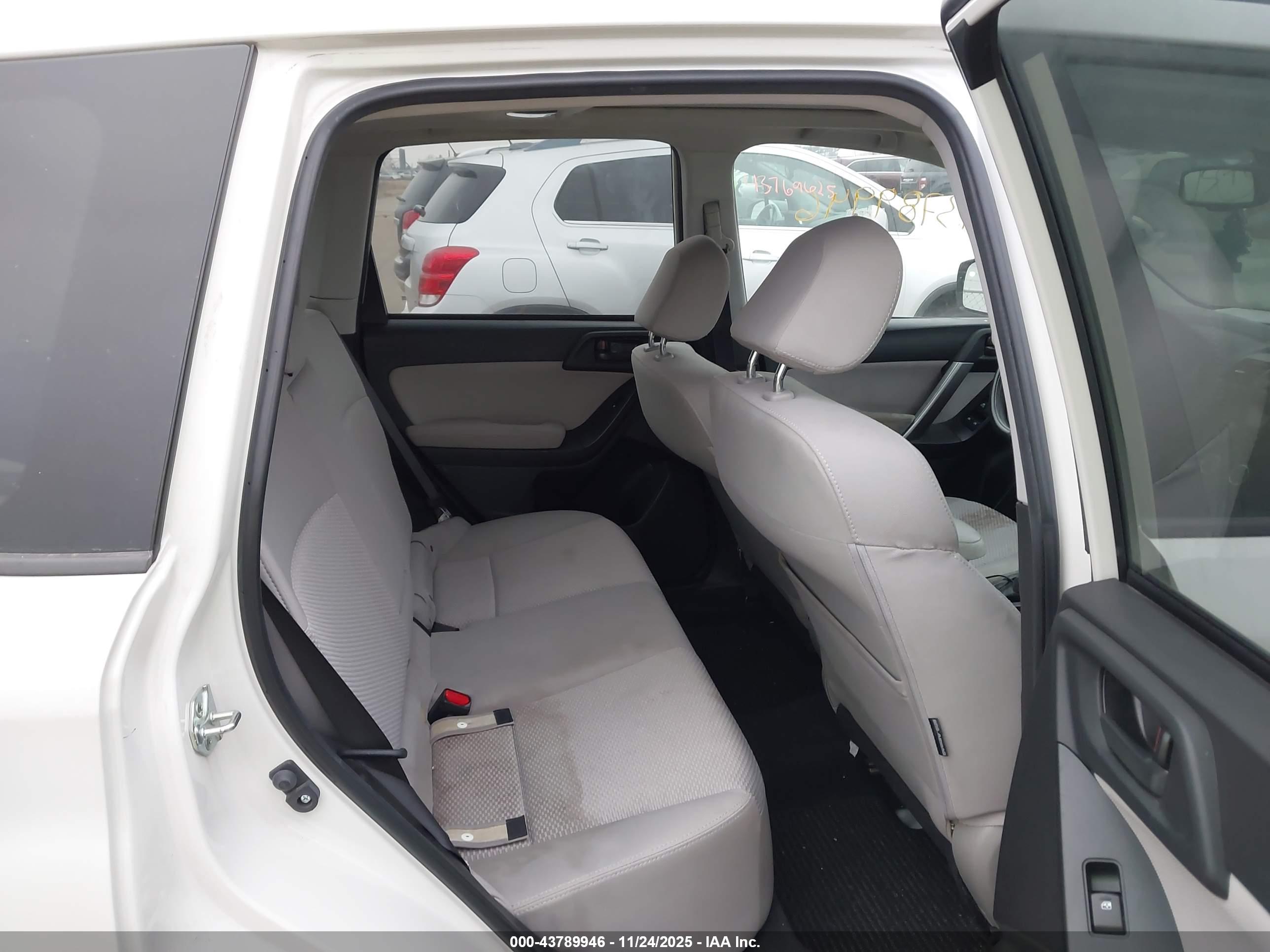 SUBARU FORESTER image 8