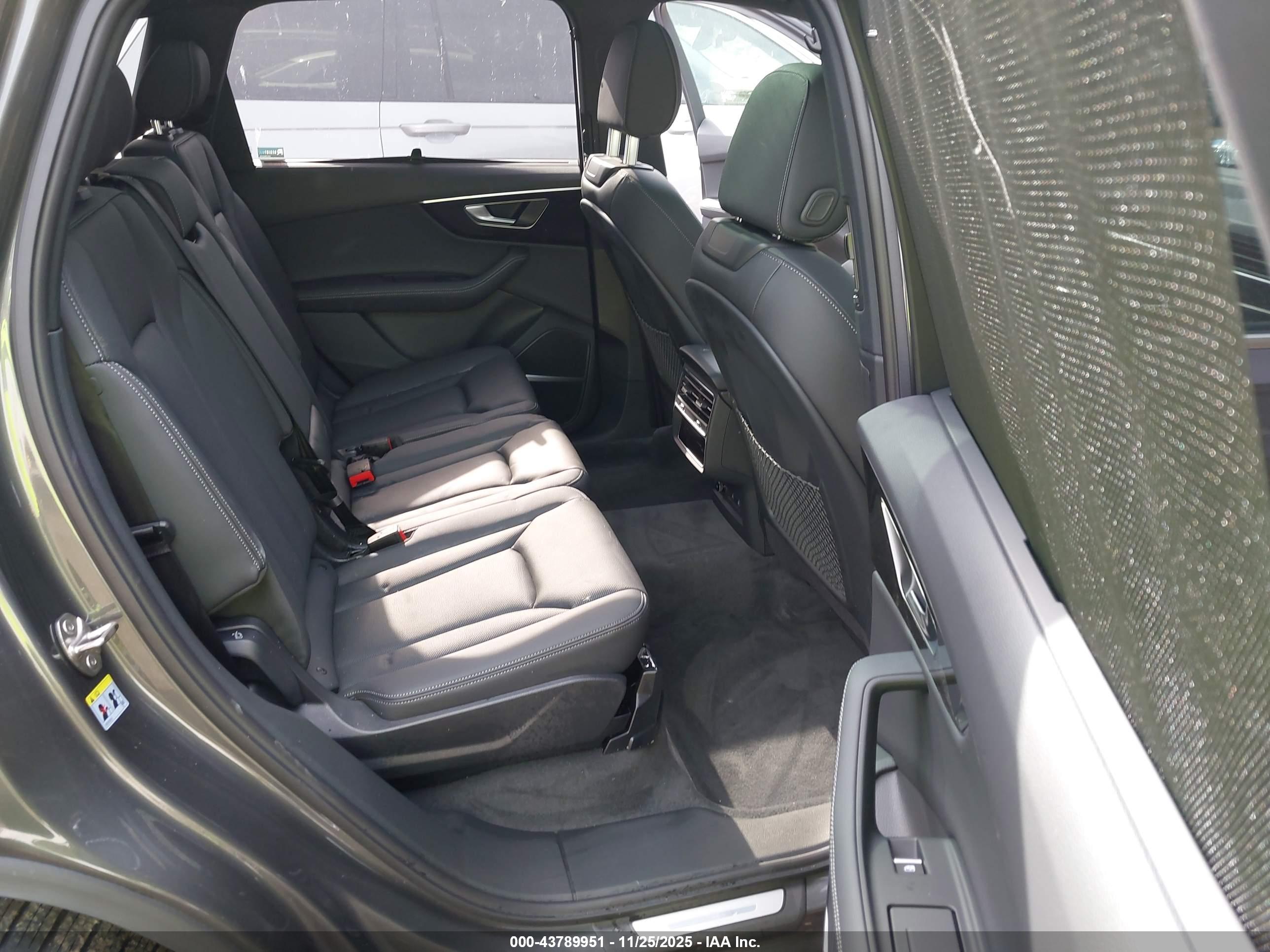 AUDI Q7 image 8