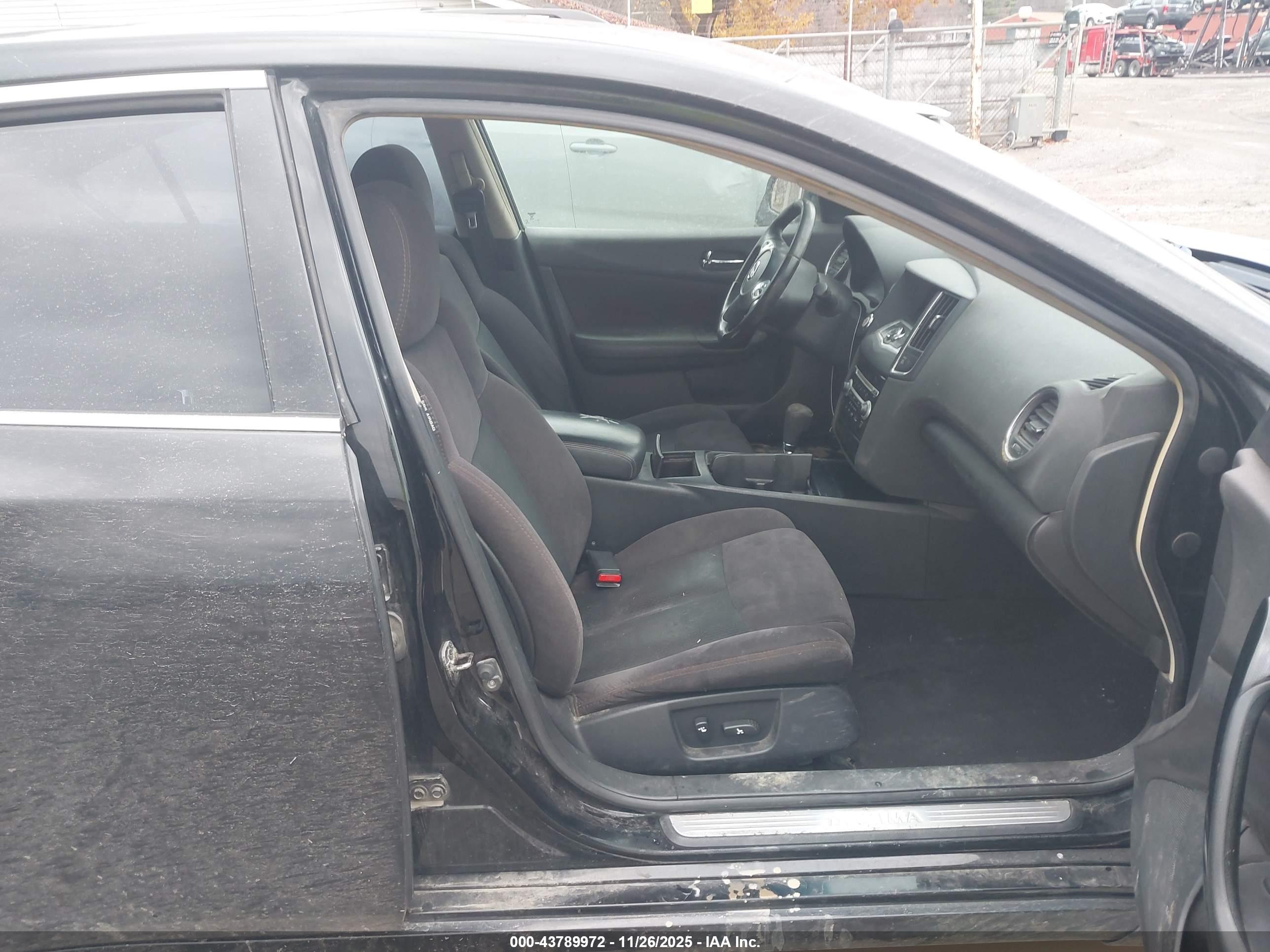NISSAN MAXIMA image 5