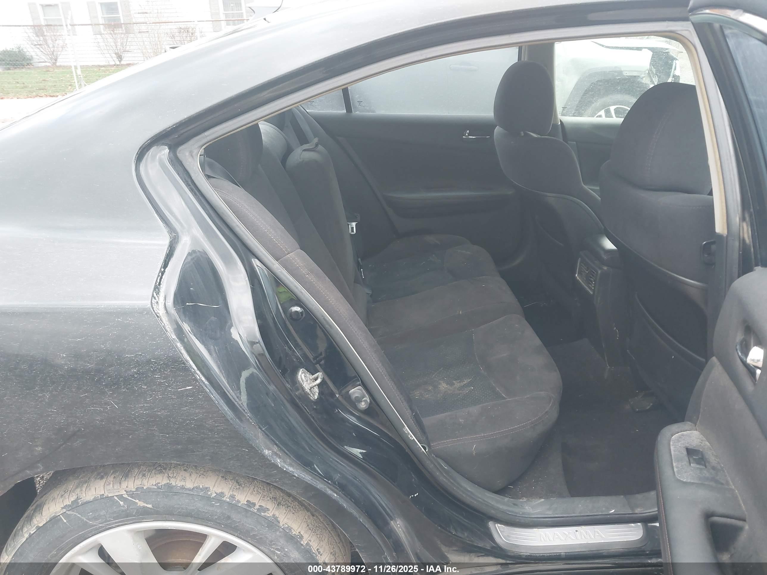 NISSAN MAXIMA image 8