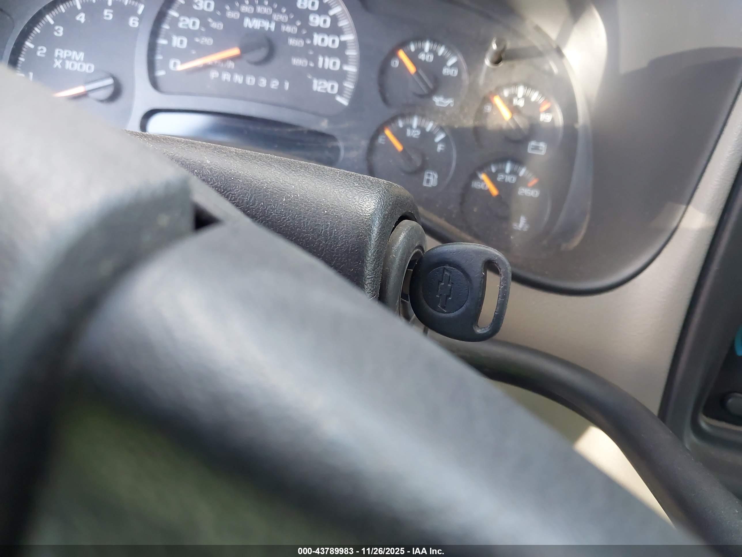 CHEVROLET SILVERADO image 11