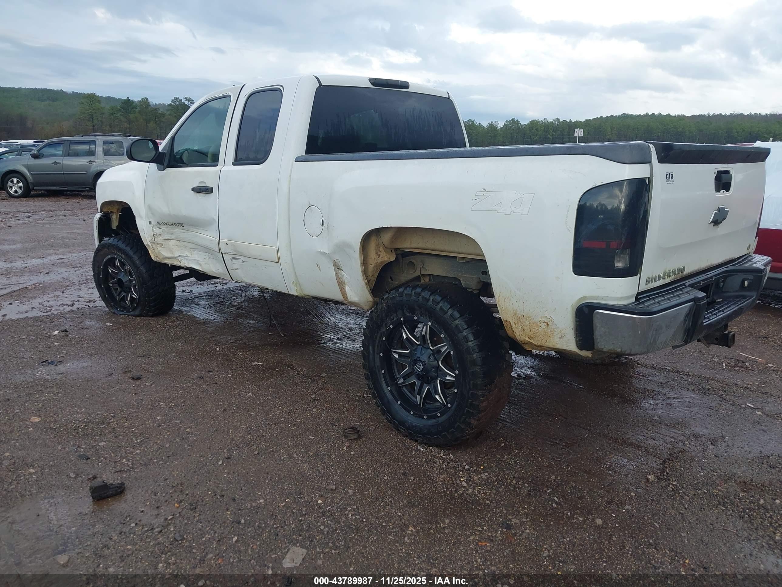 CHEVROLET SILVERADO image 3