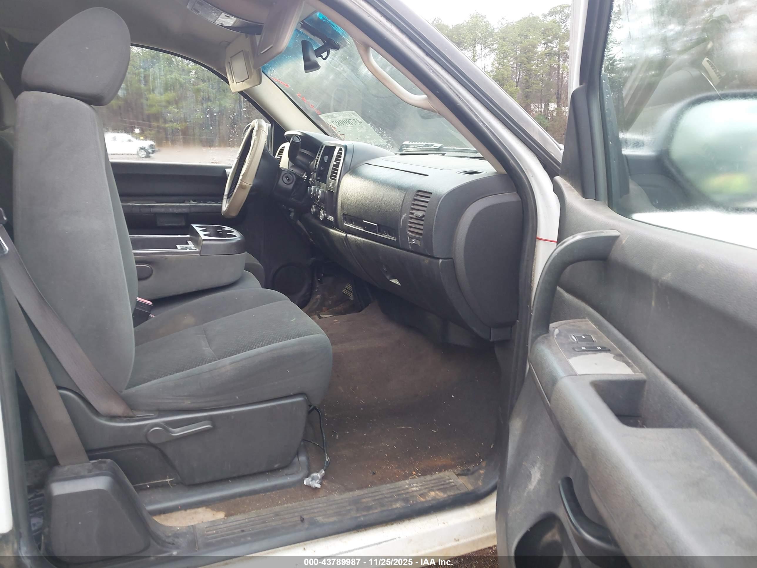 CHEVROLET SILVERADO image 5