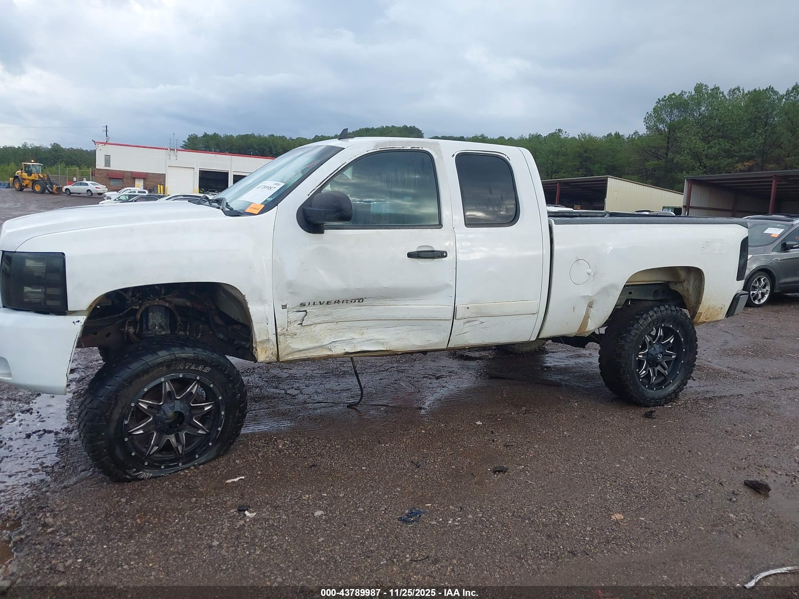 CHEVROLET SILVERADO image 6