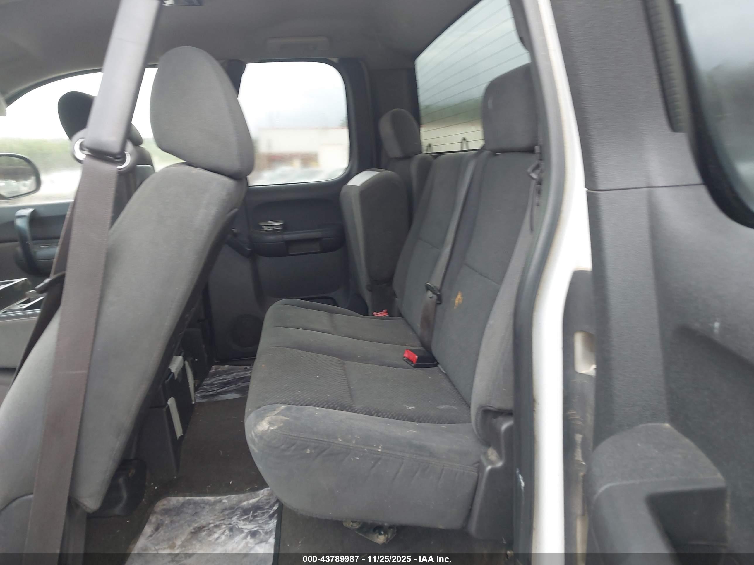 CHEVROLET SILVERADO image 8