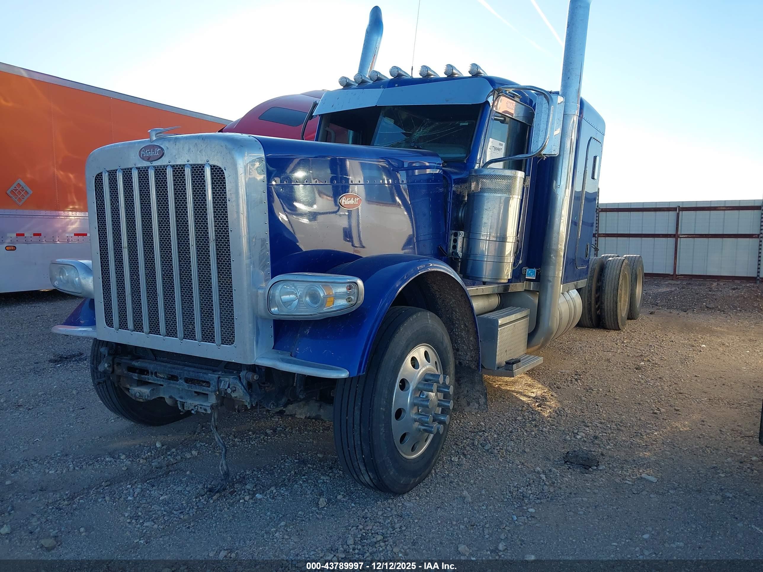 PETERBILT 389 image 2