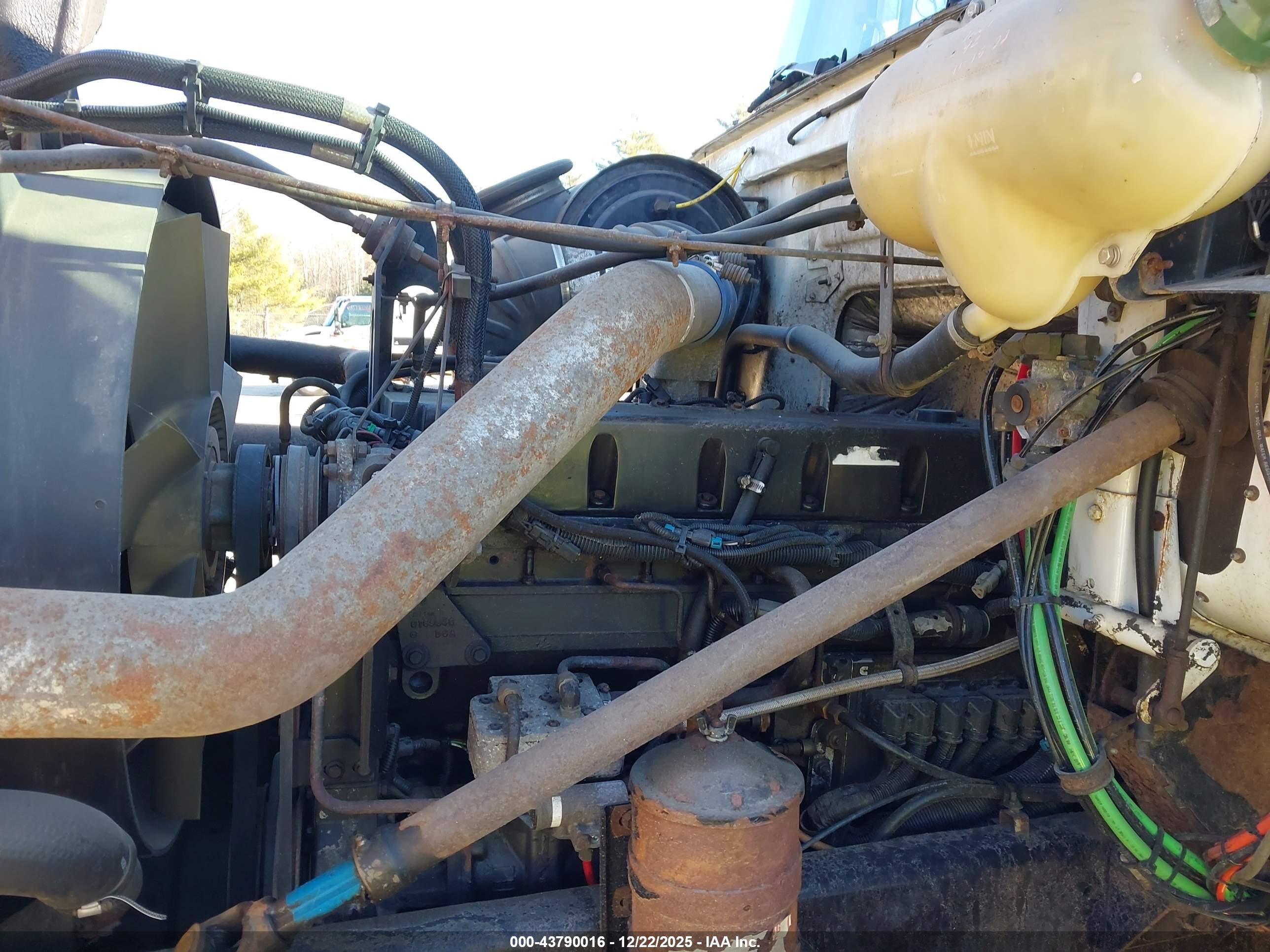 VOLVO CONVENTIONAL image 10
