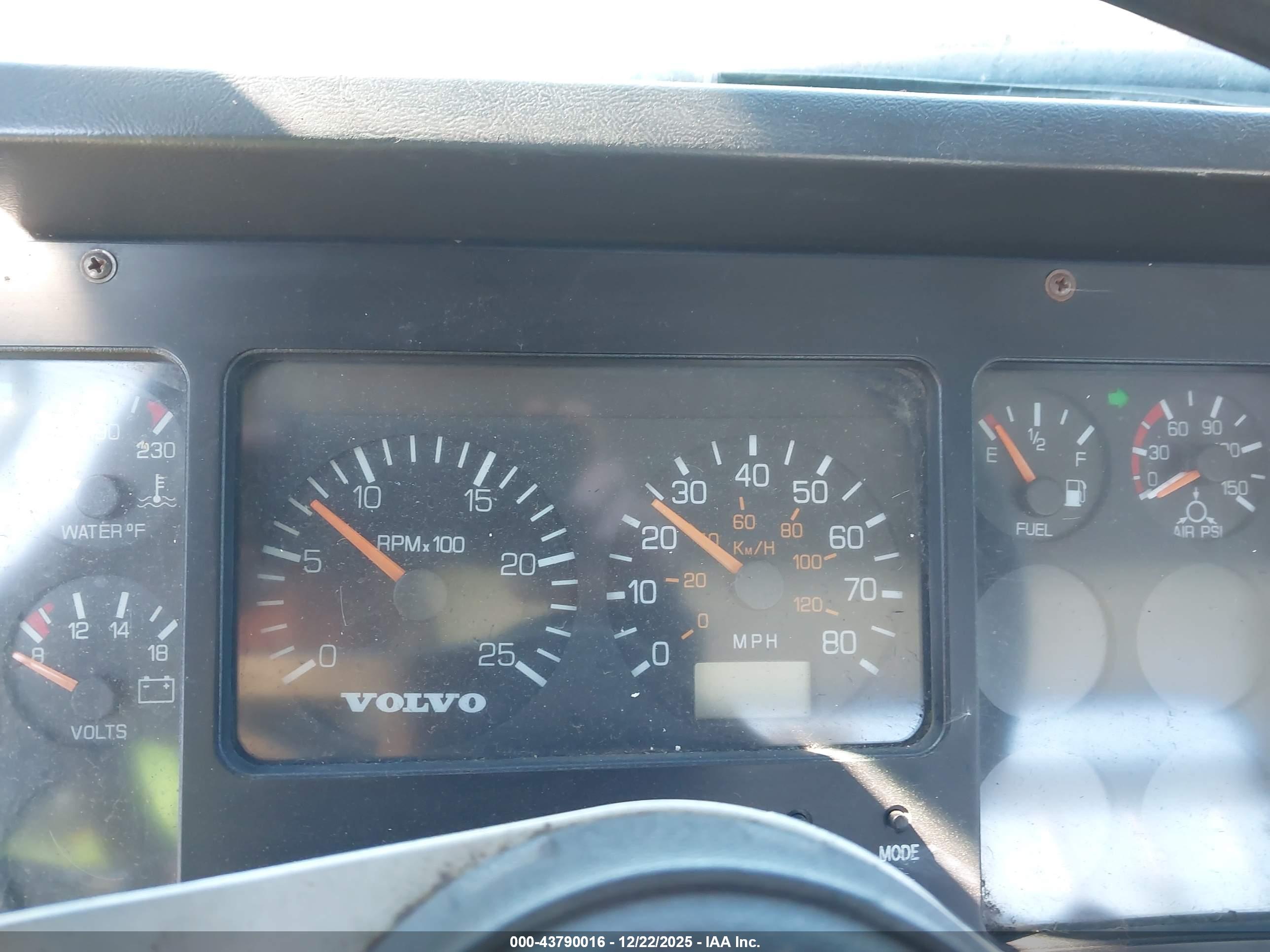 VOLVO CONVENTIONAL image 6