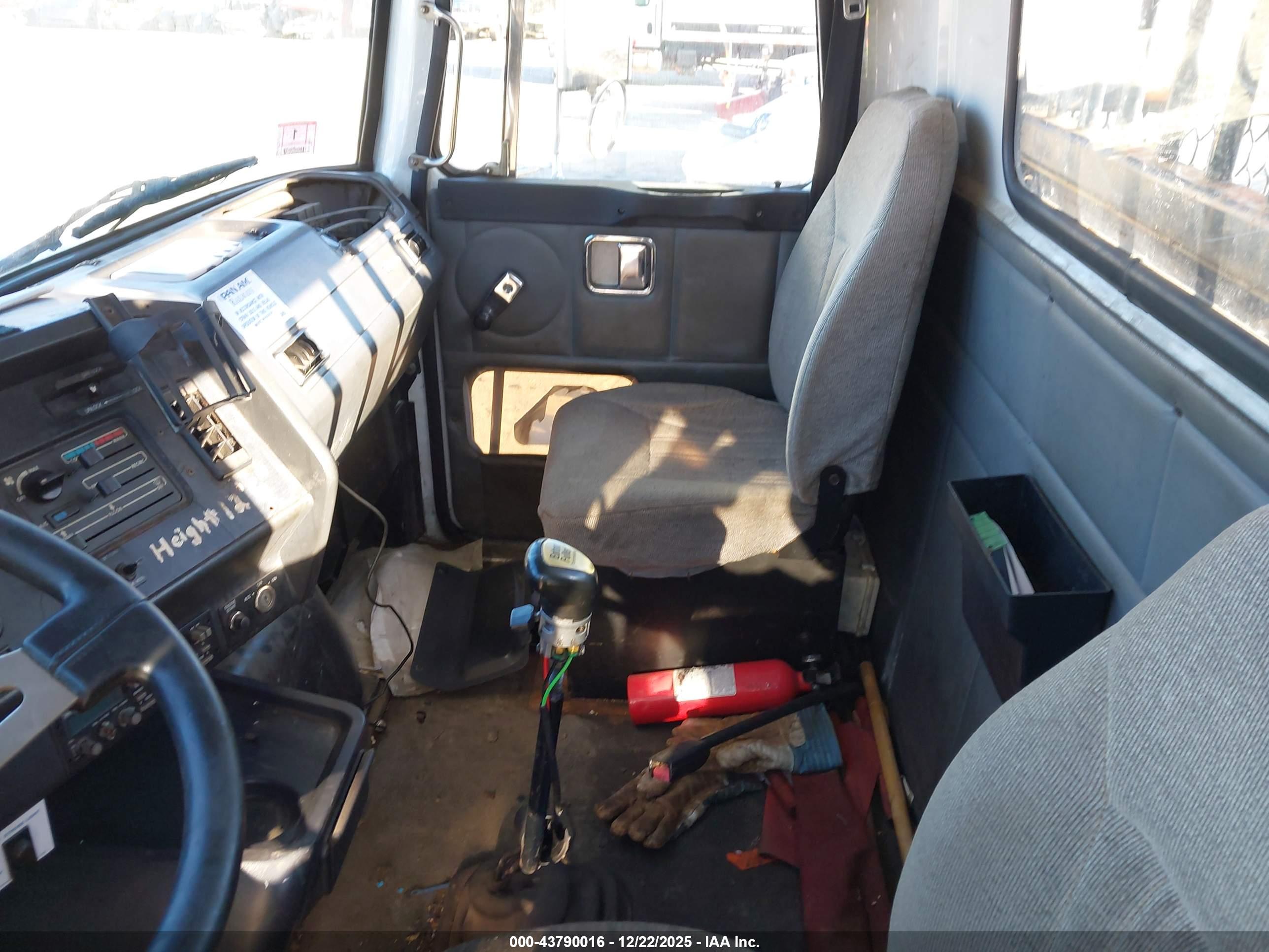 VOLVO CONVENTIONAL image 8