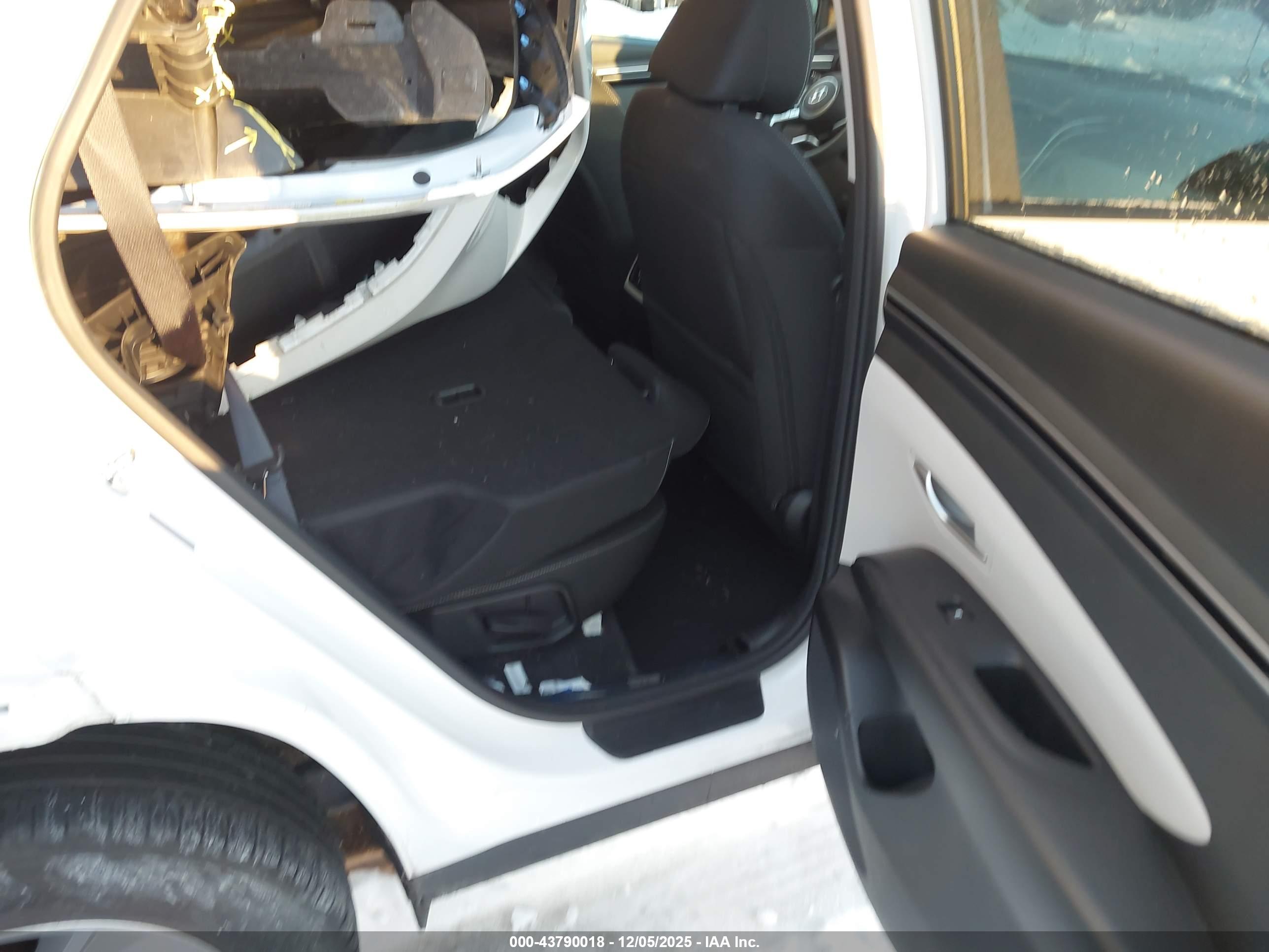 HYUNDAI TUCSON image 8