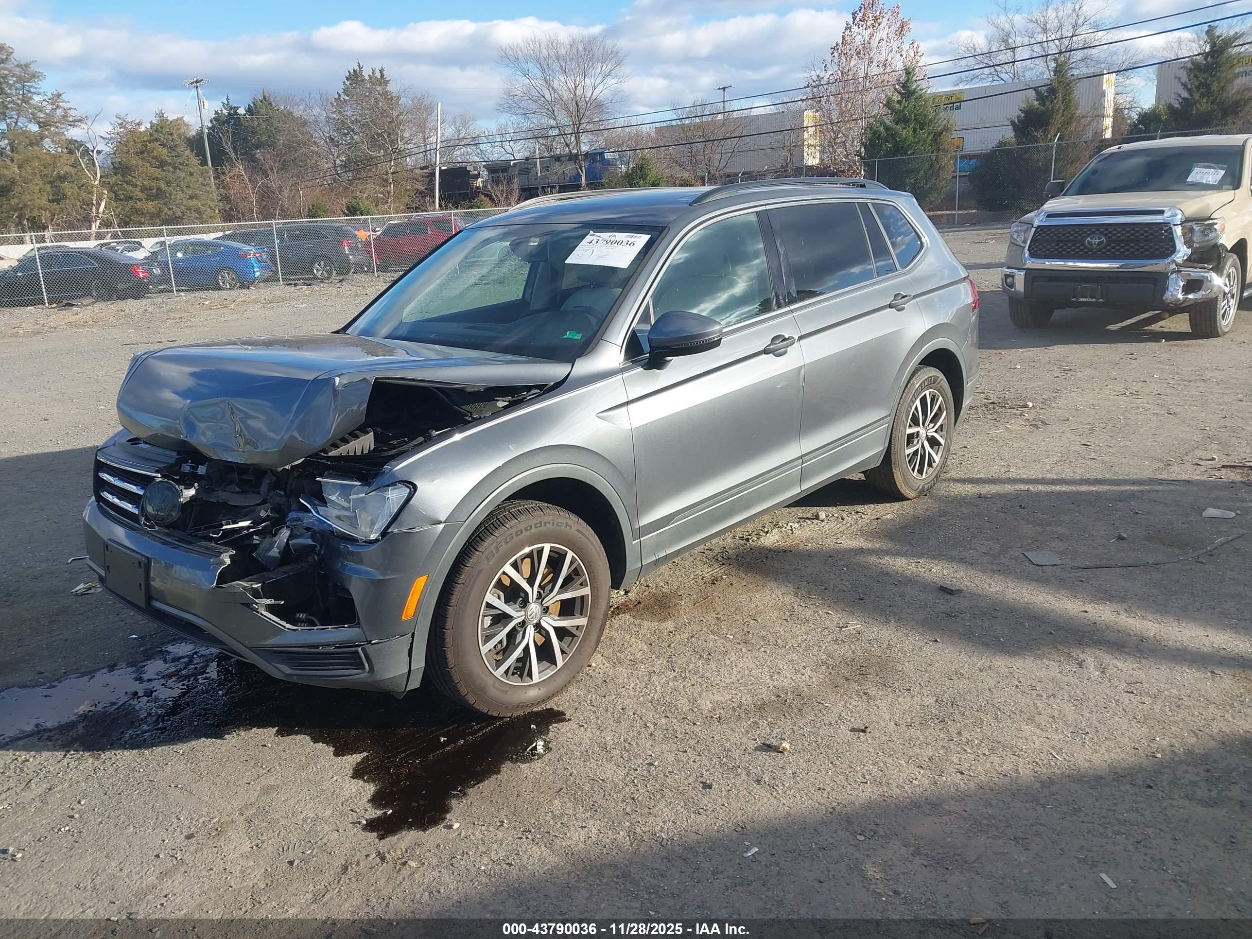 VOLKSWAGEN TIGUAN image 2