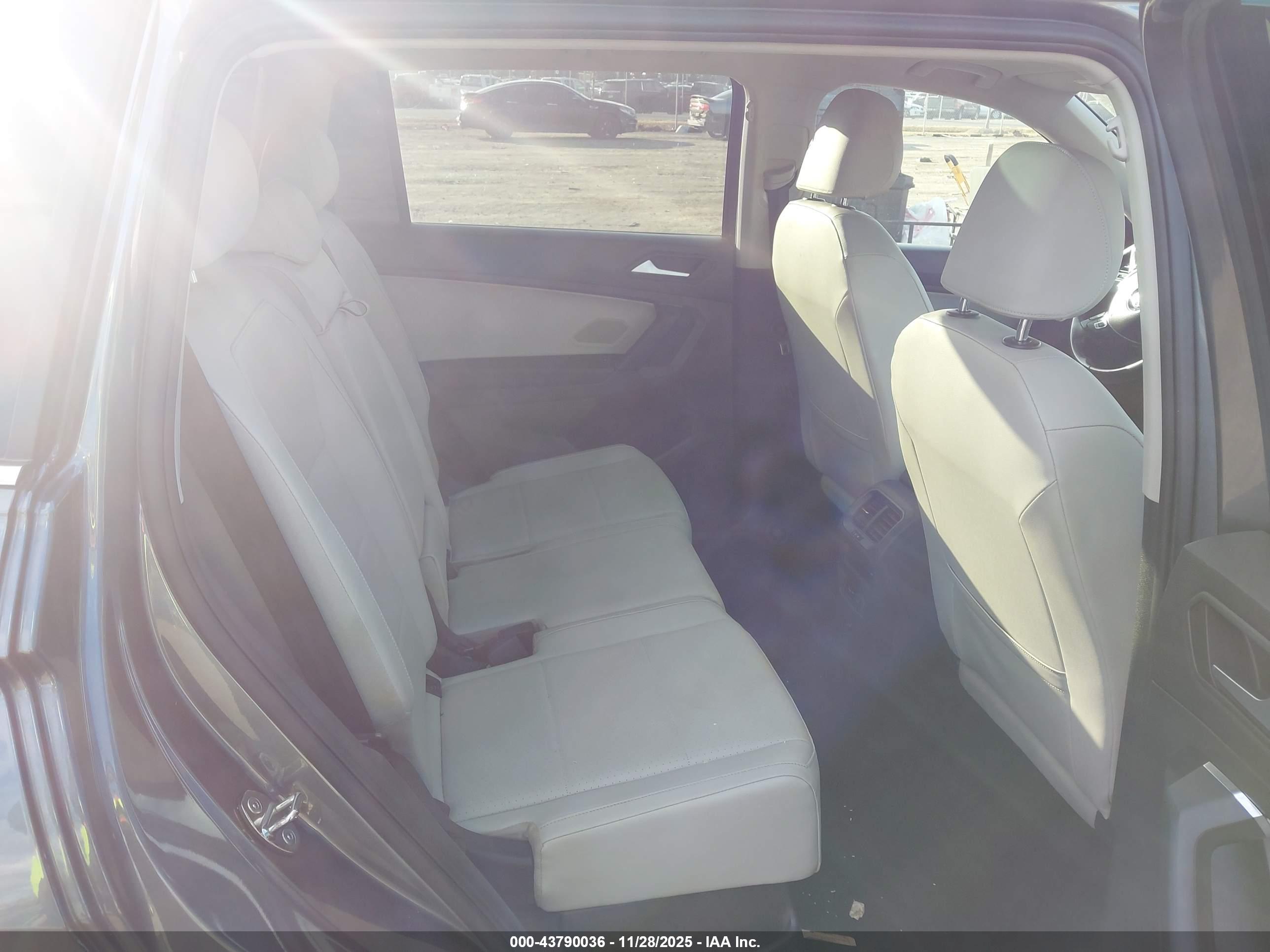 VOLKSWAGEN TIGUAN image 8