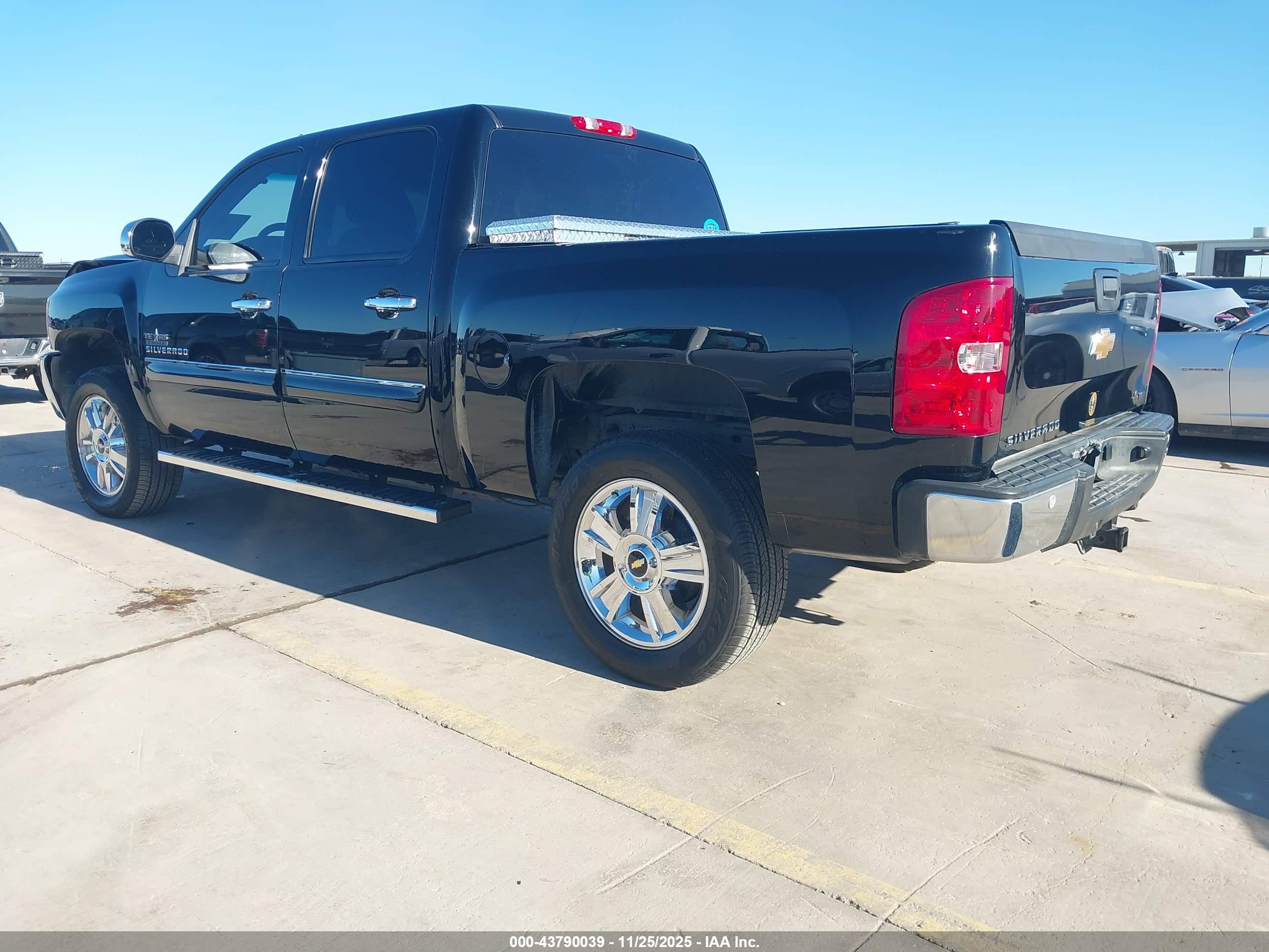 CHEVROLET SILVERADO image 3