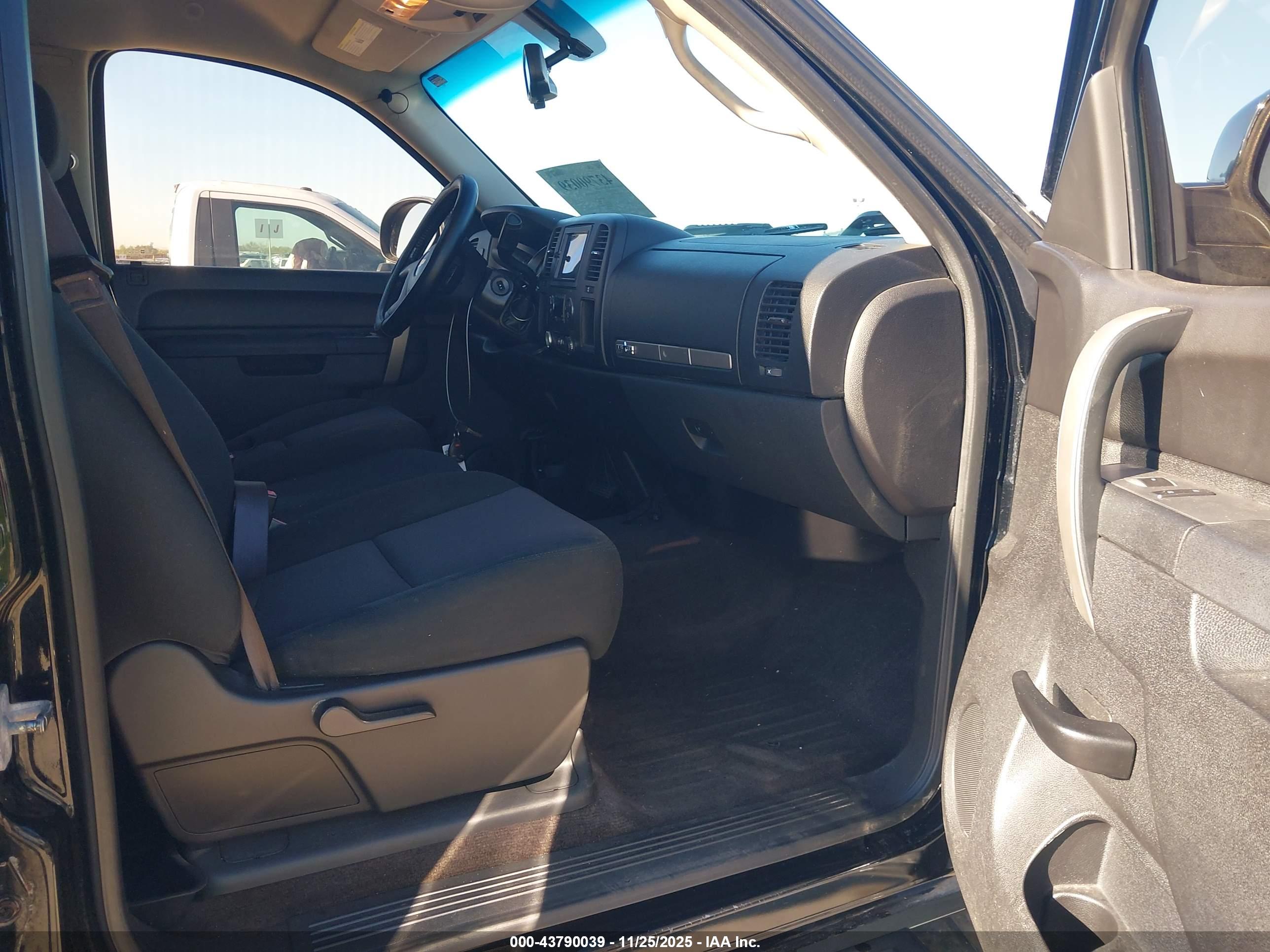 CHEVROLET SILVERADO image 5