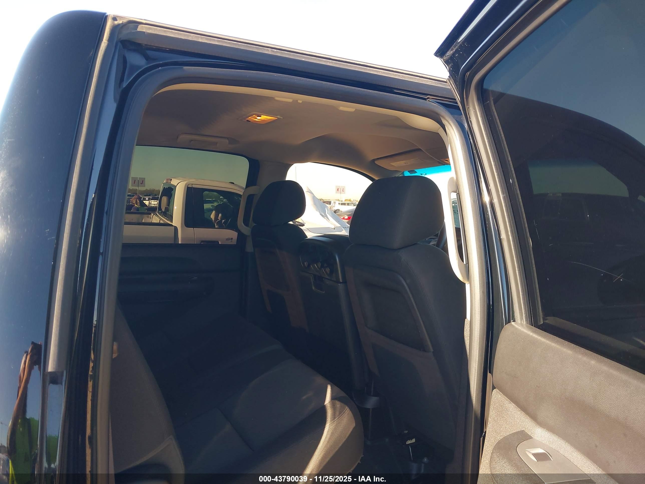 CHEVROLET SILVERADO image 8