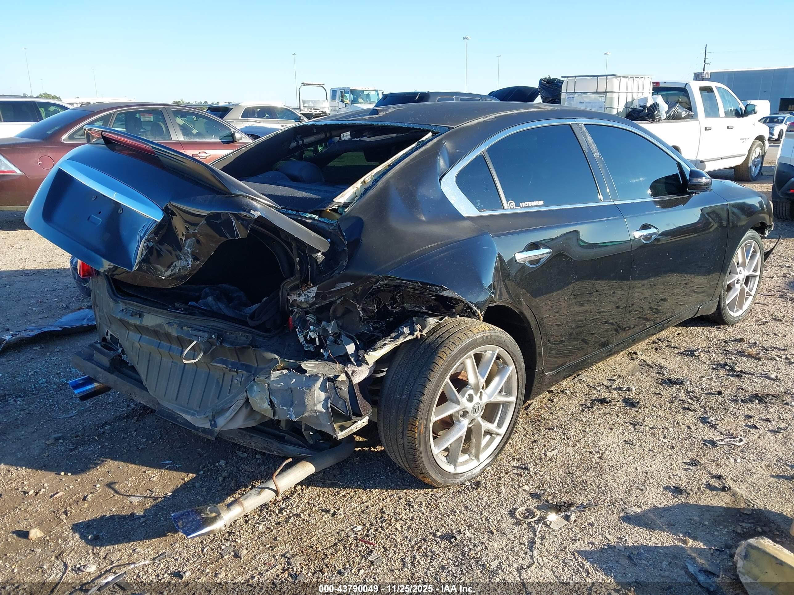 NISSAN MAXIMA image 4