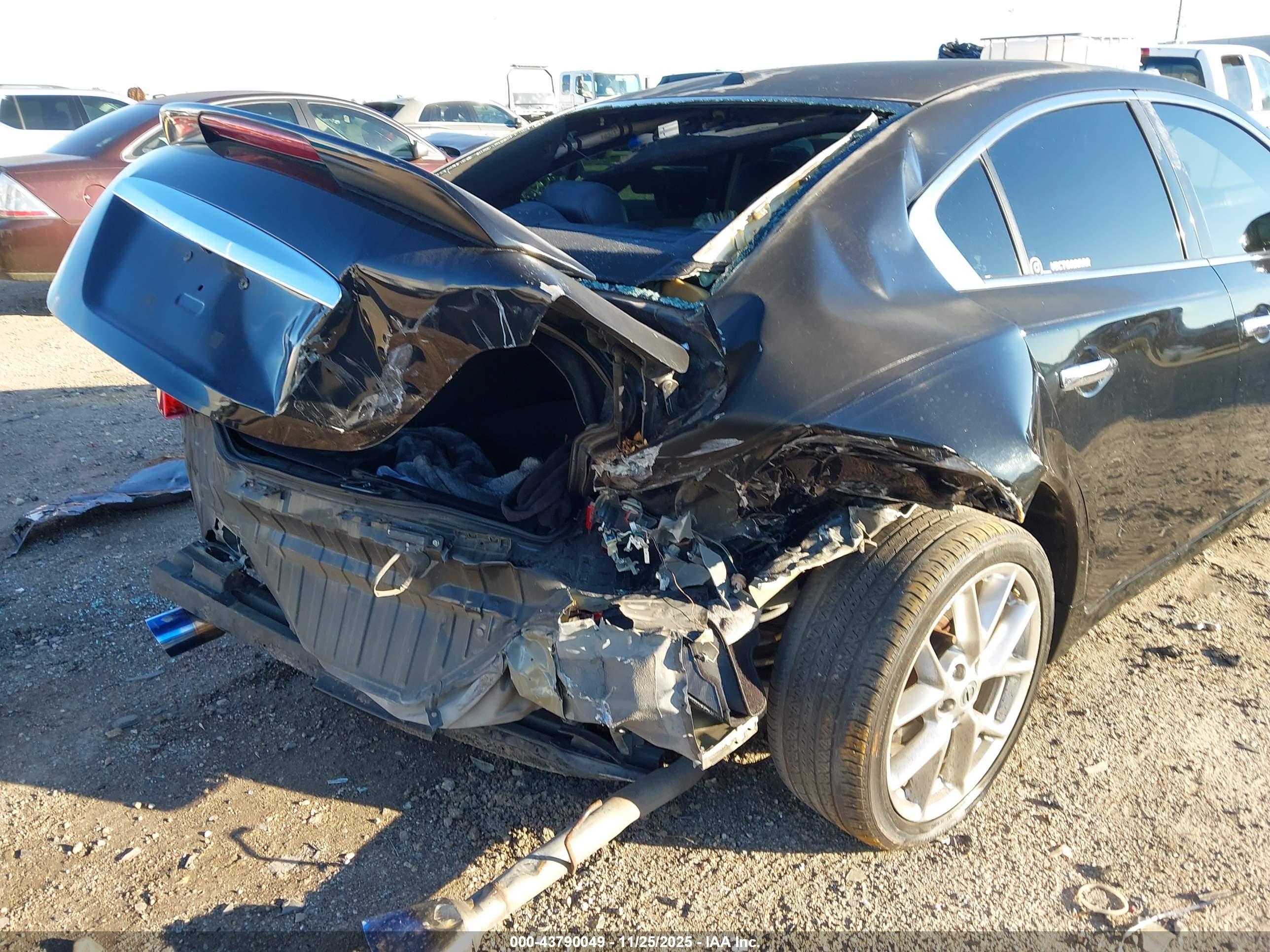 NISSAN MAXIMA image 6