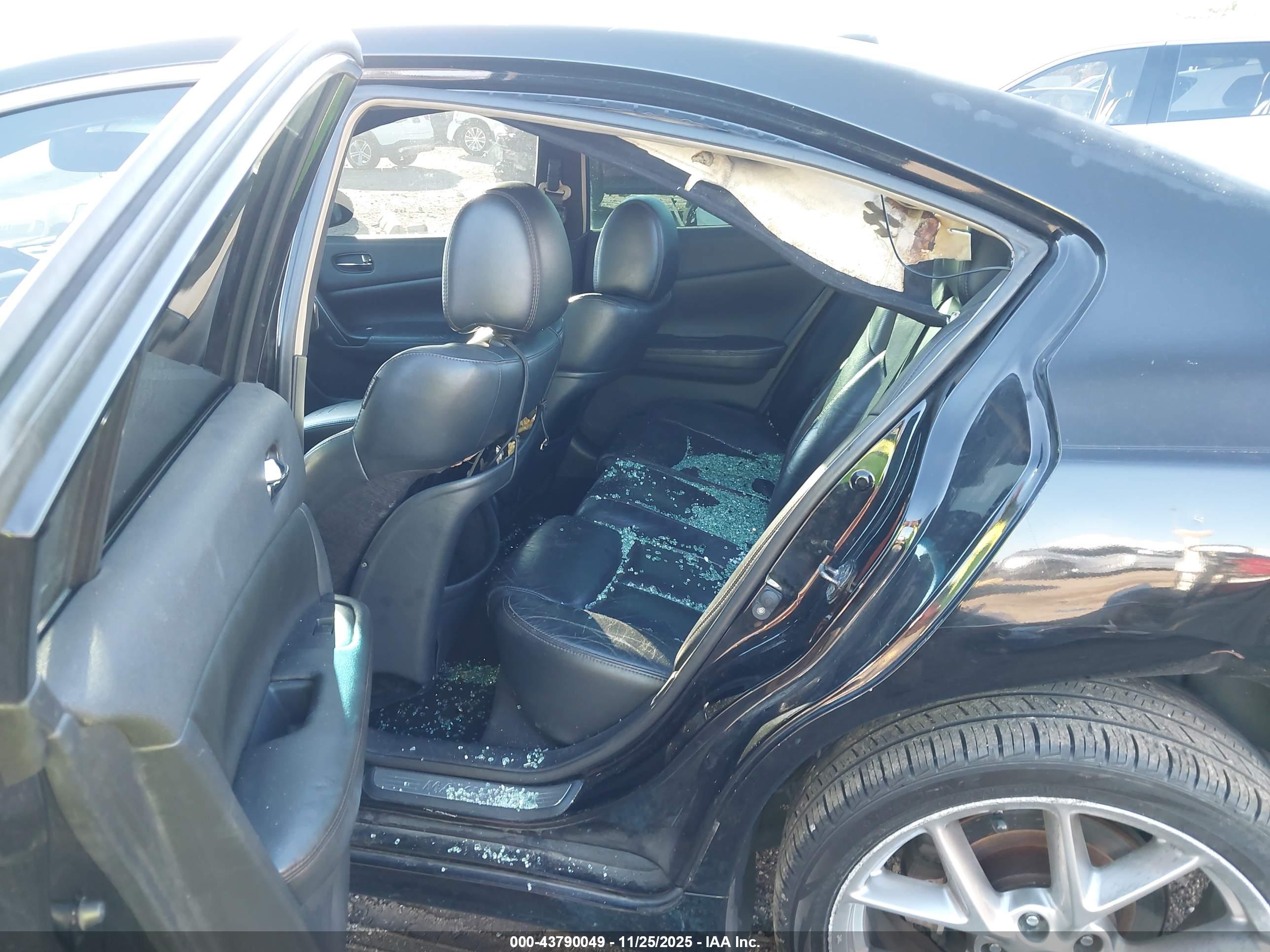 NISSAN MAXIMA image 8