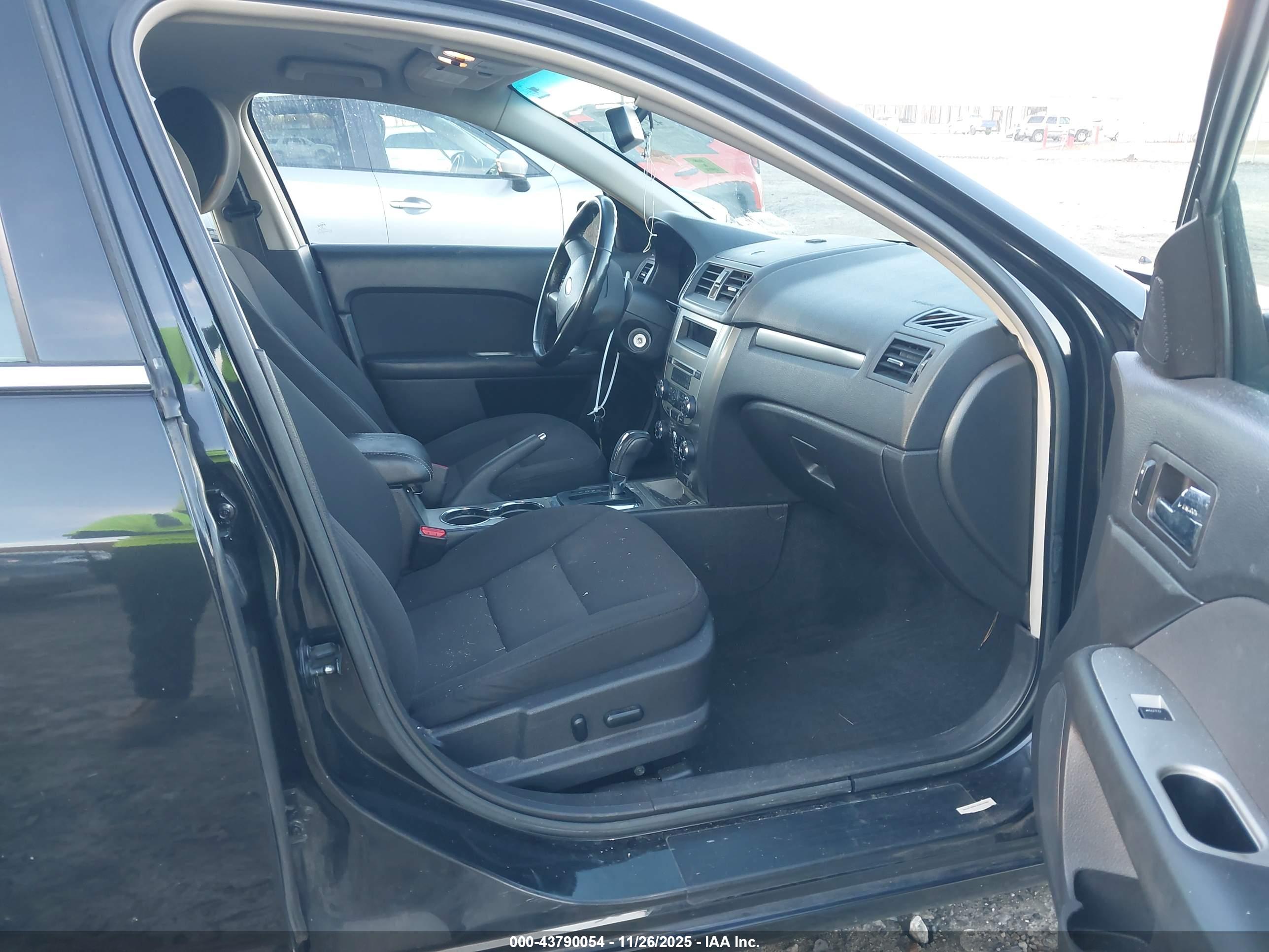 FORD FUSION image 5