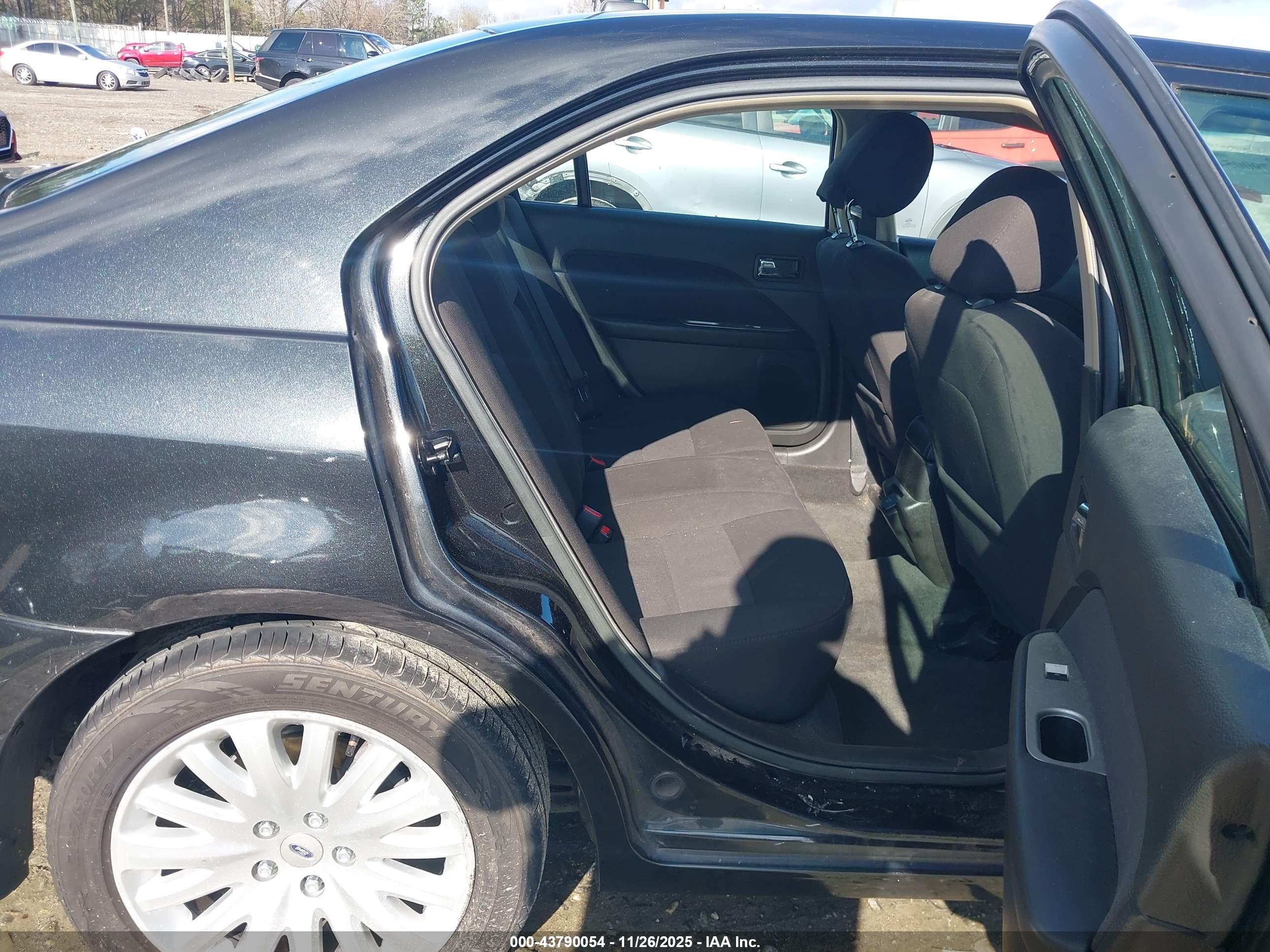 FORD FUSION image 8