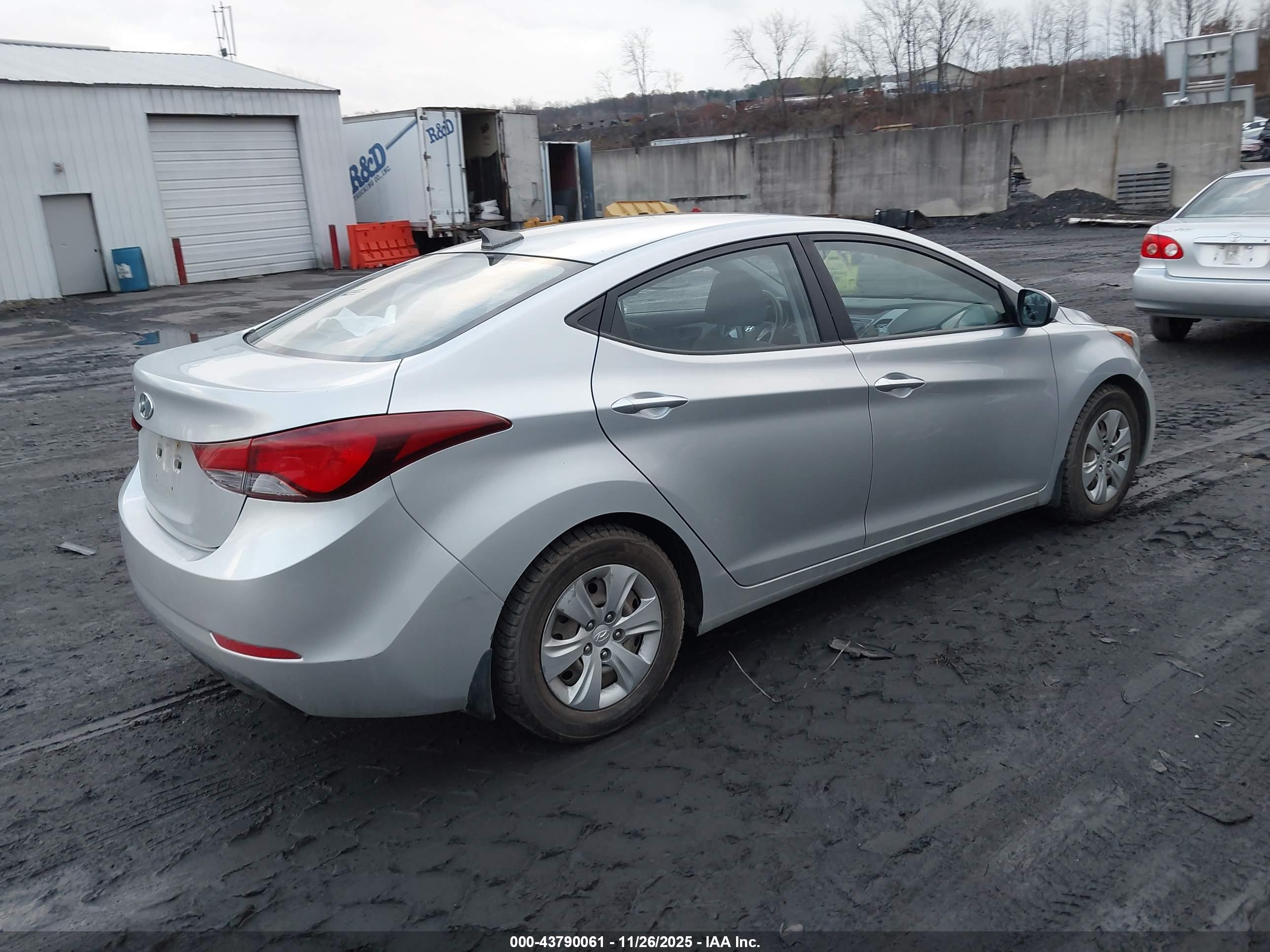 HYUNDAI ELANTRA image 4