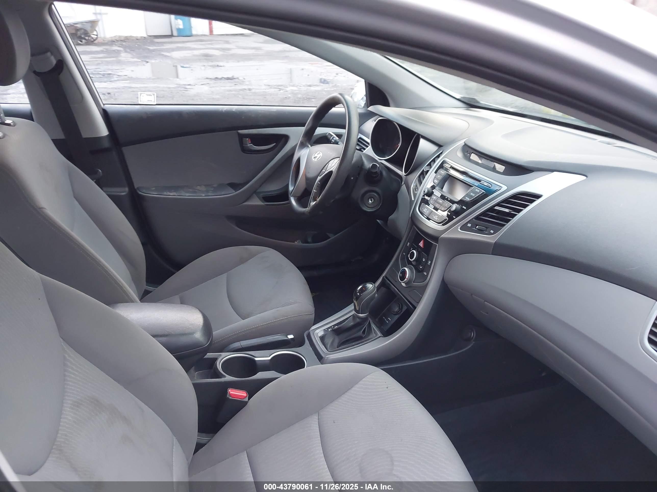 HYUNDAI ELANTRA image 5