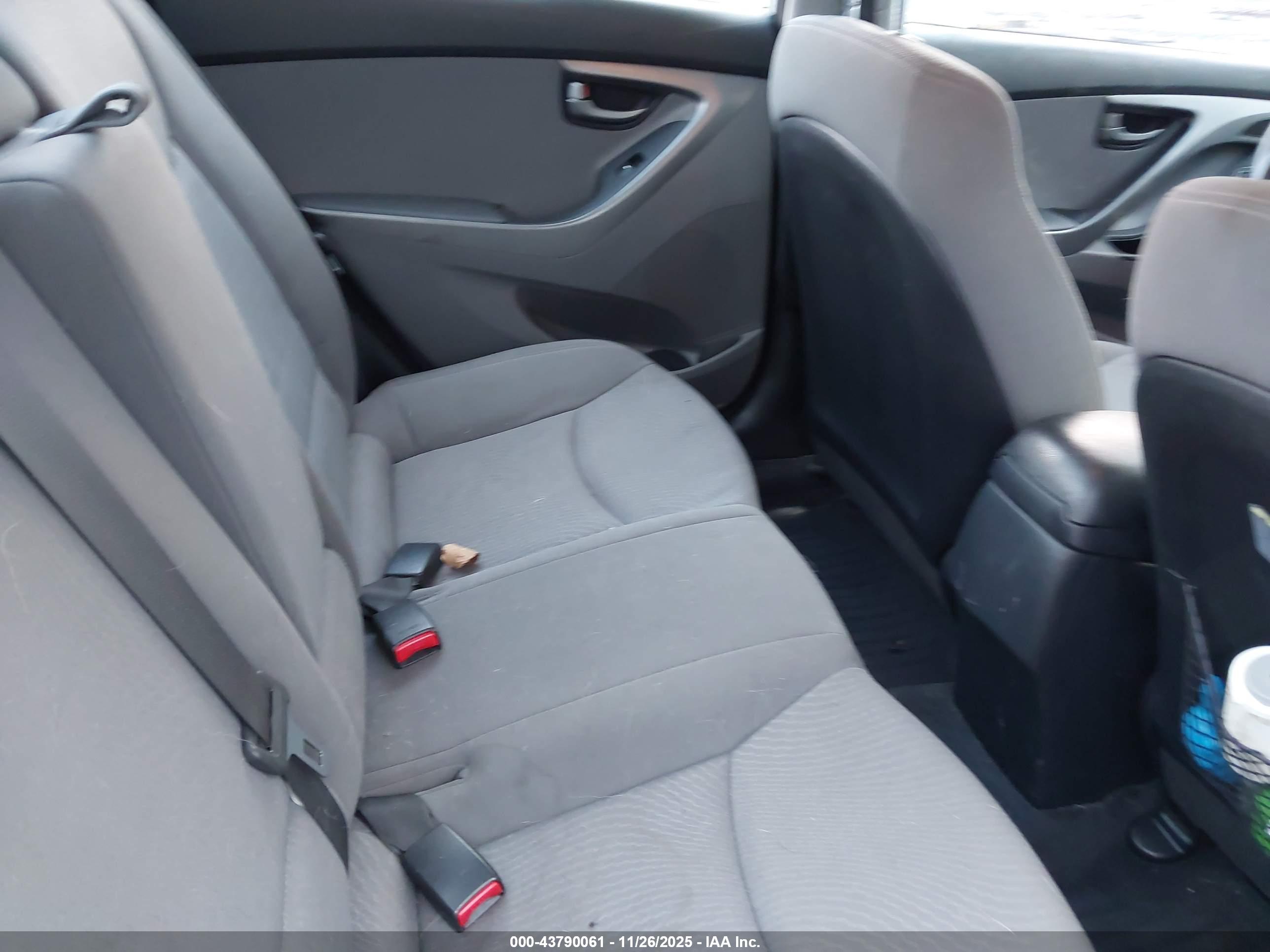 HYUNDAI ELANTRA image 8