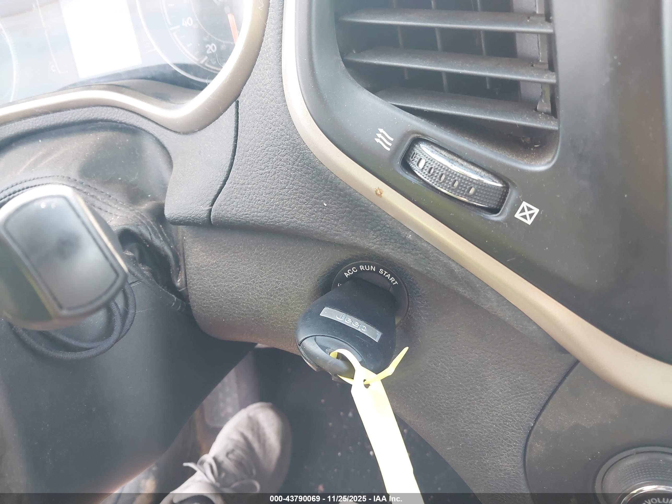 JEEP CHEROKEE image 11