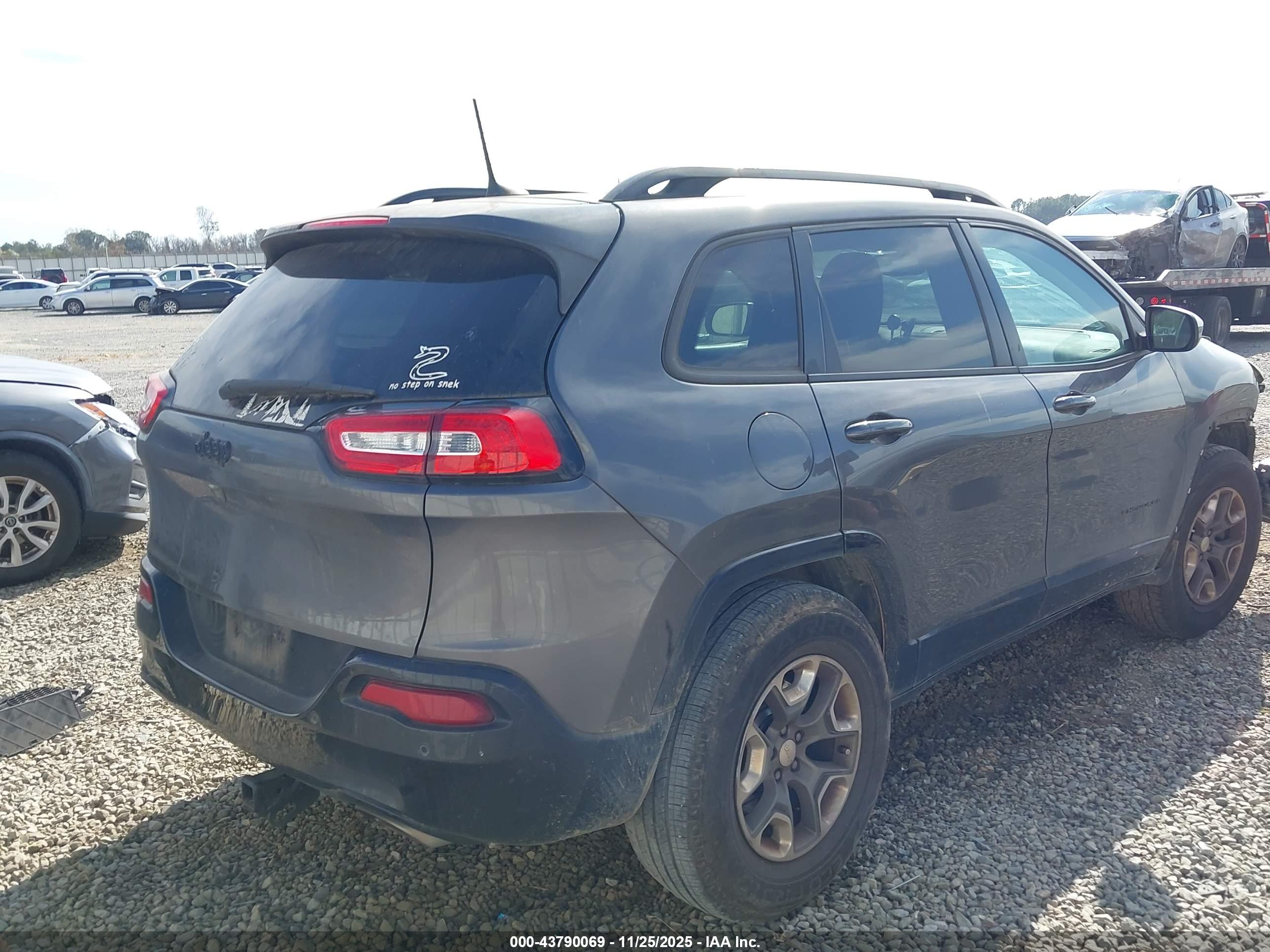 JEEP CHEROKEE image 4