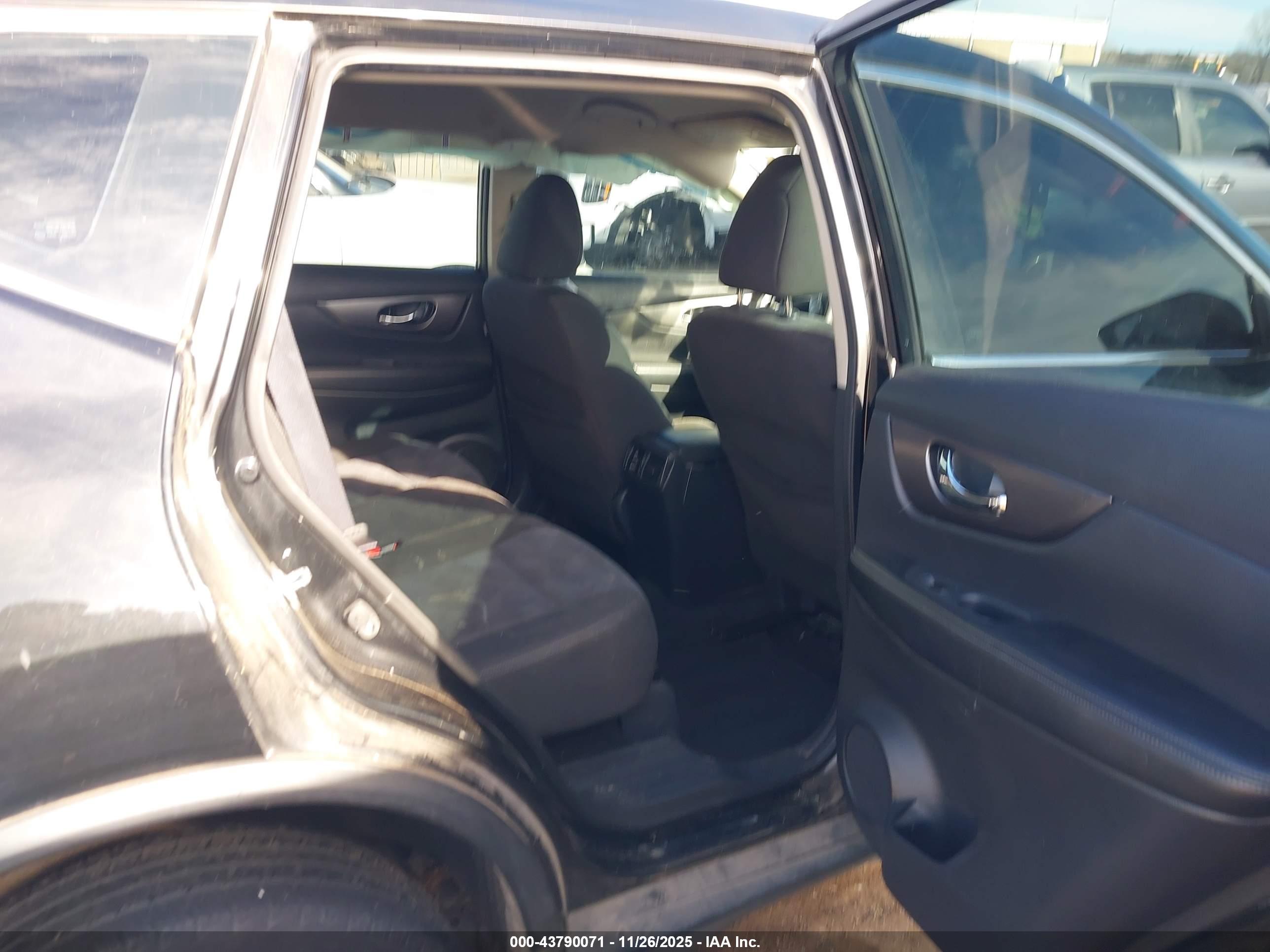 NISSAN ROGUE image 8