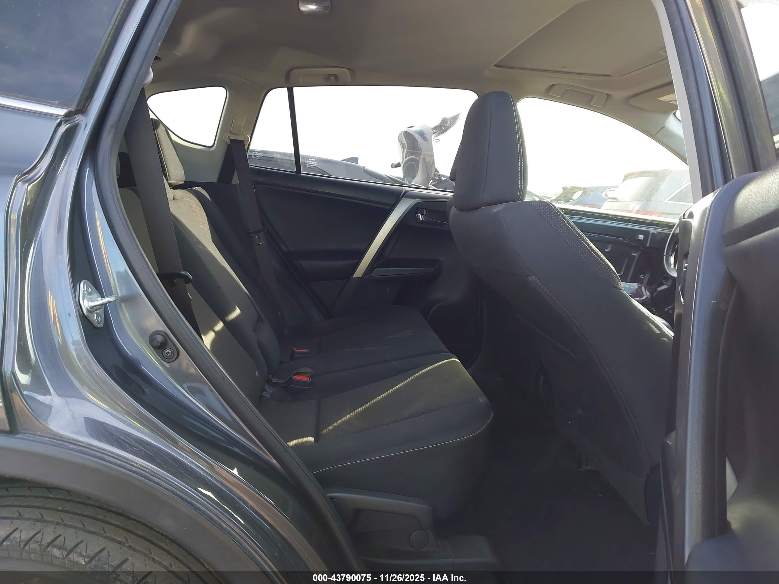TOYOTA RAV4 image 8