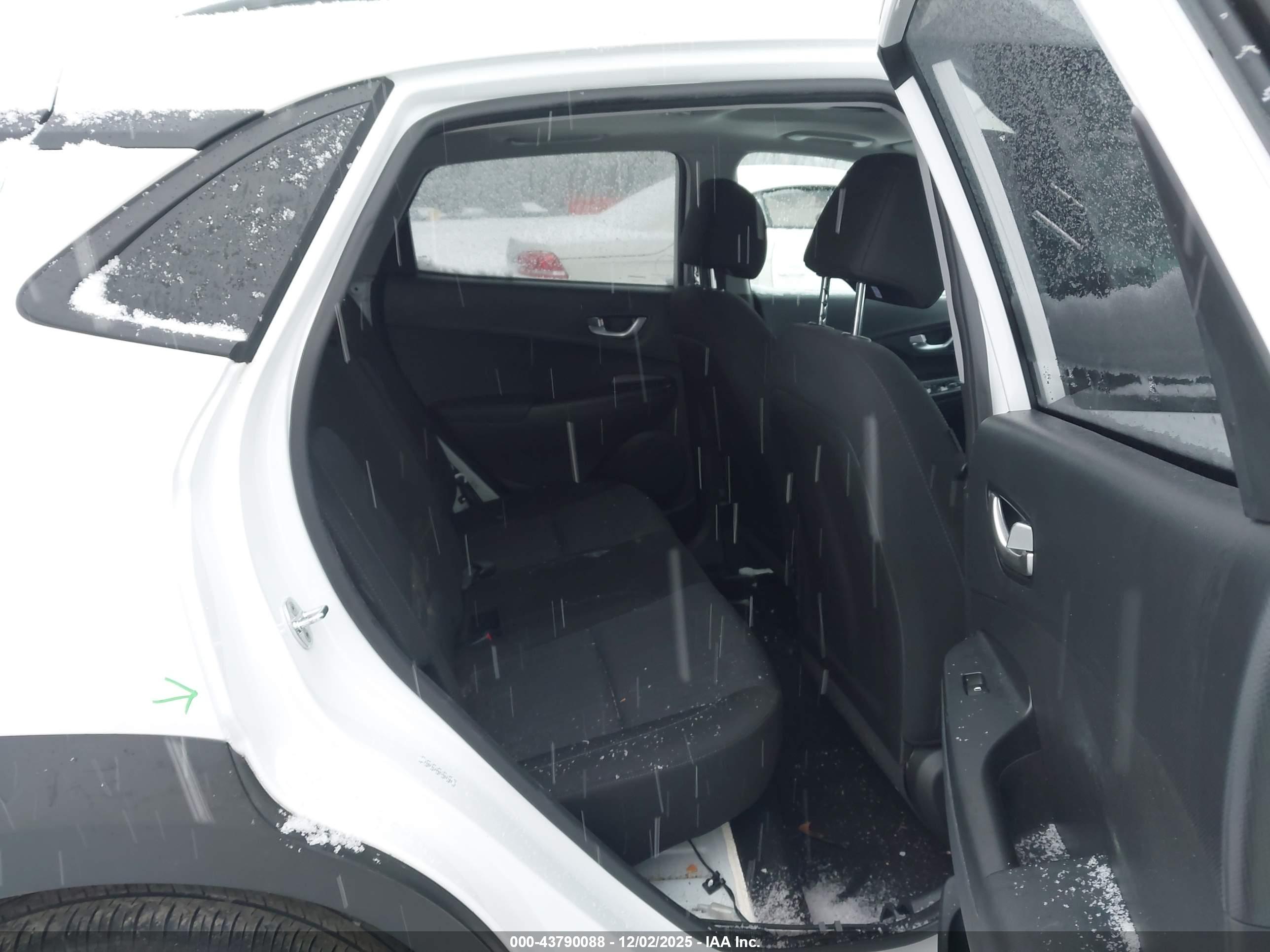 HYUNDAI KONA image 8