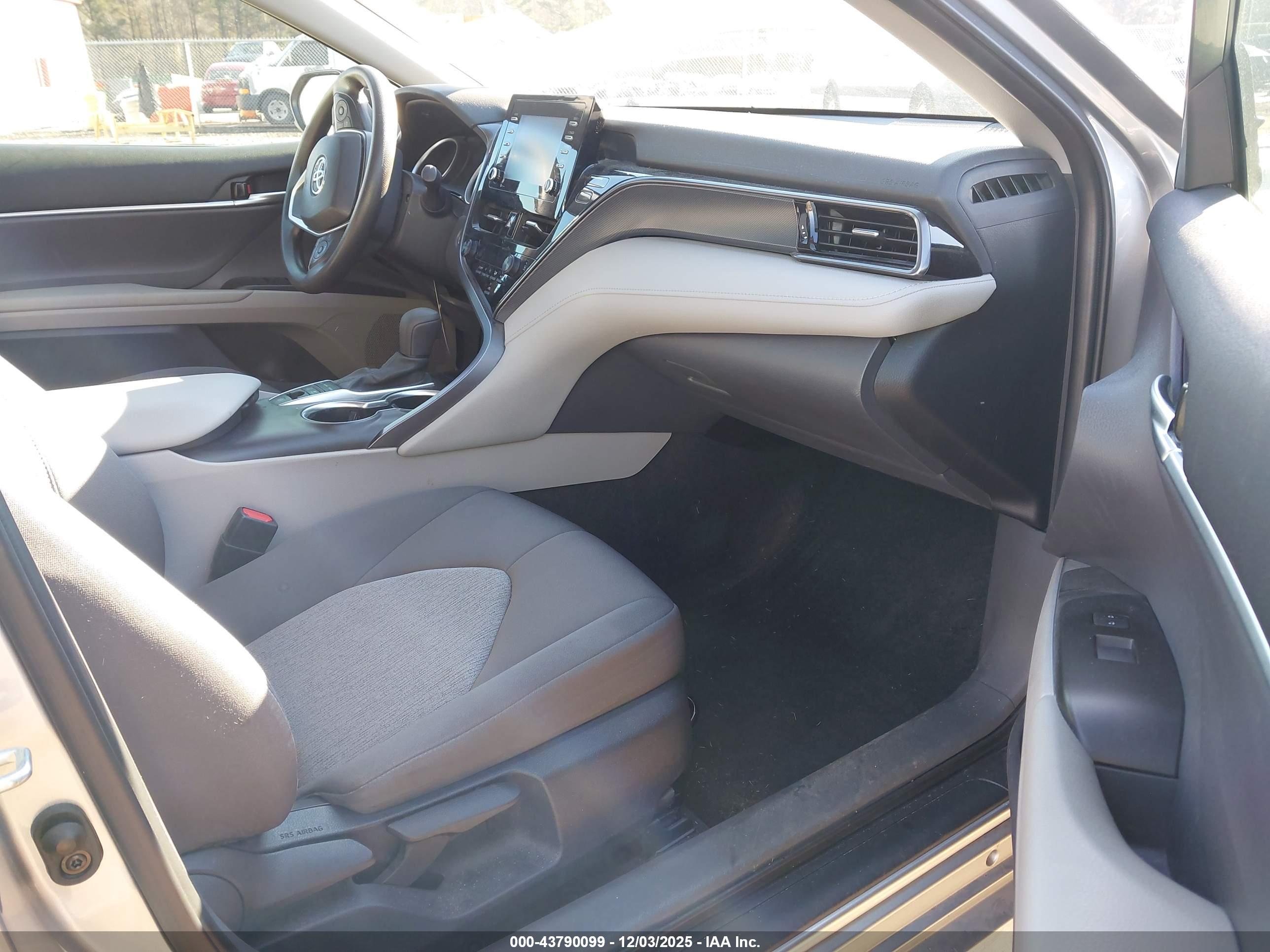 TOYOTA CAMRY image 5