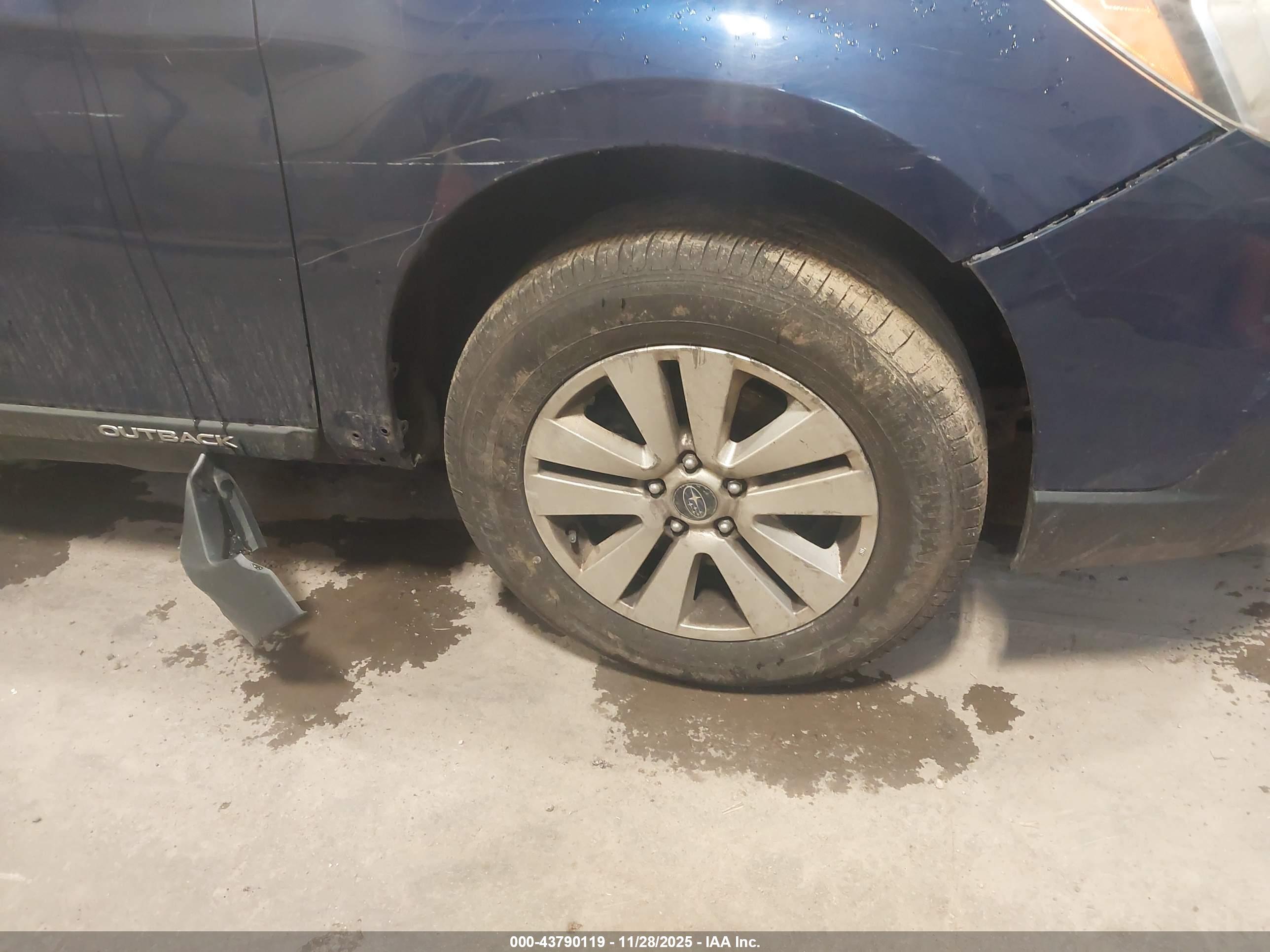 SUBARU OUTBACK image 6