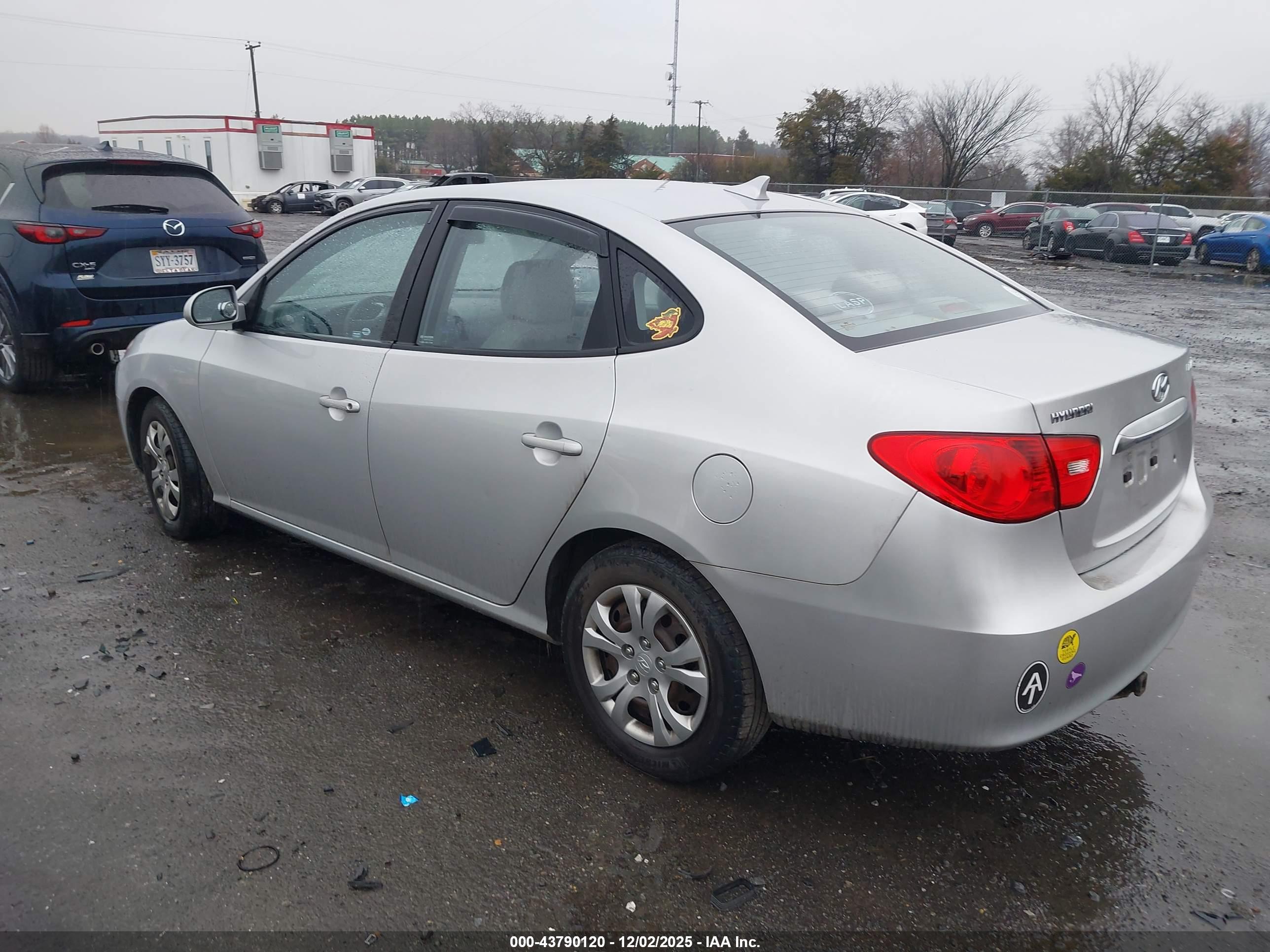 HYUNDAI ELANTRA image 3