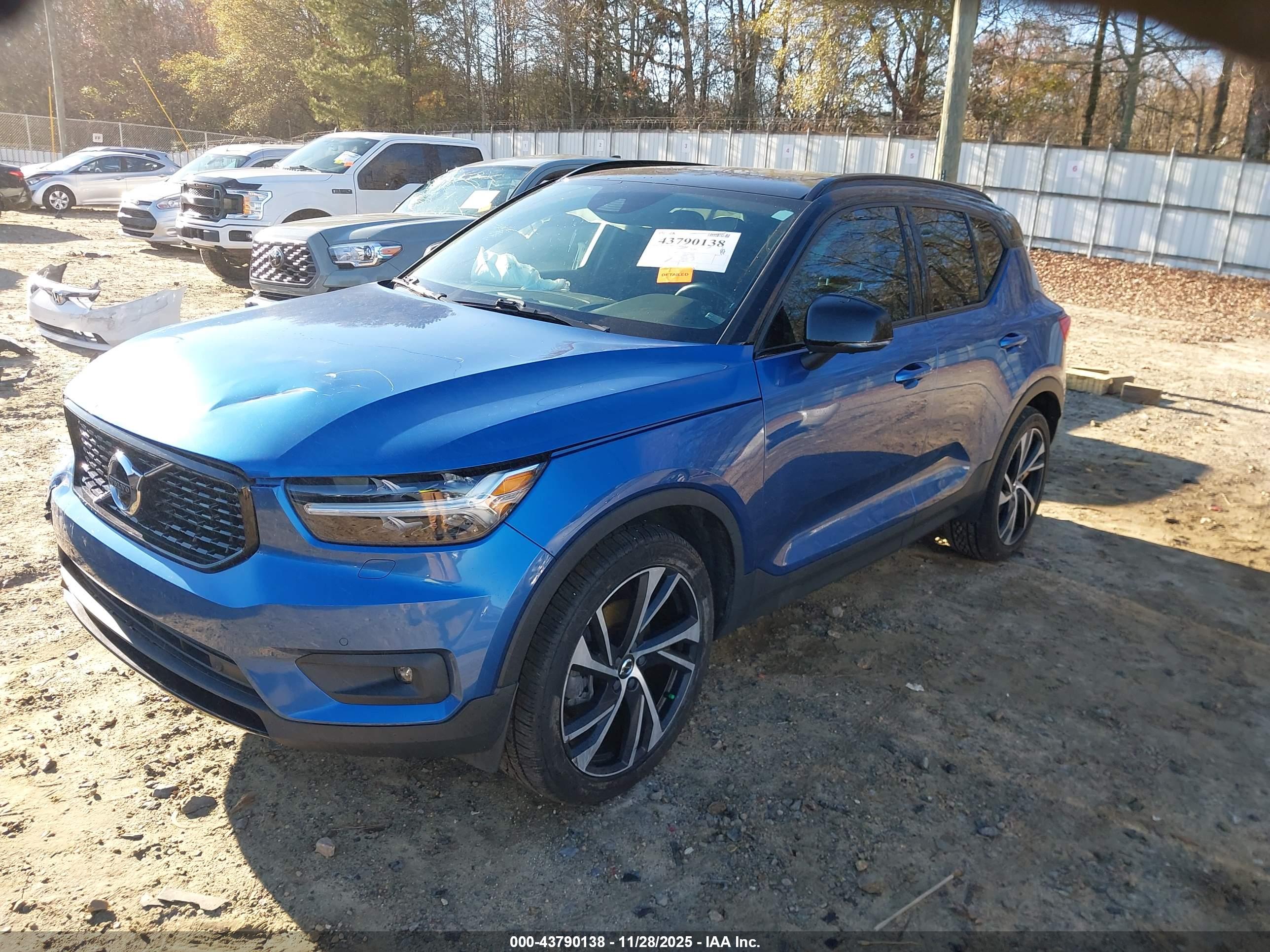 VOLVO XC40 image 2