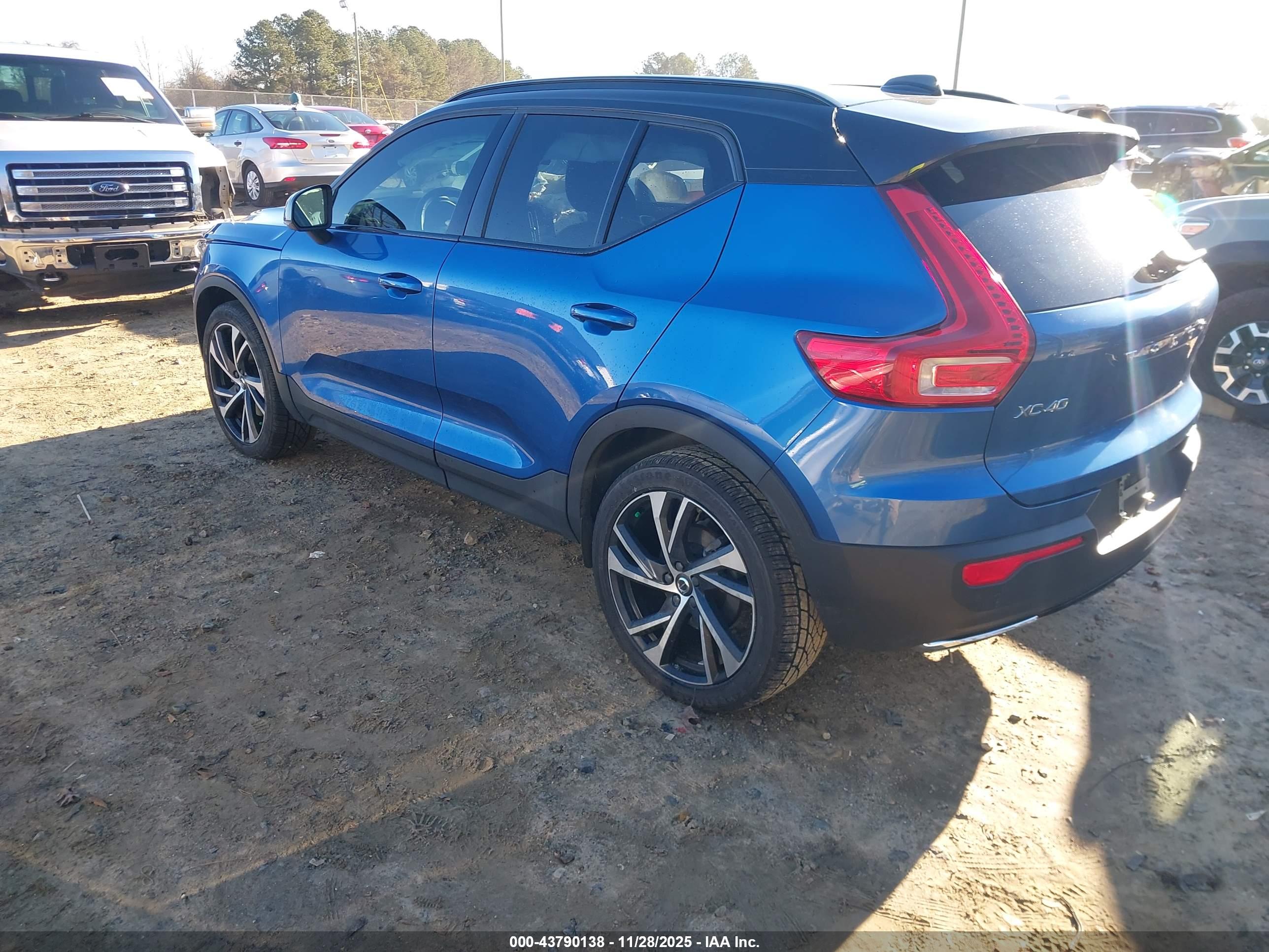 VOLVO XC40 image 3