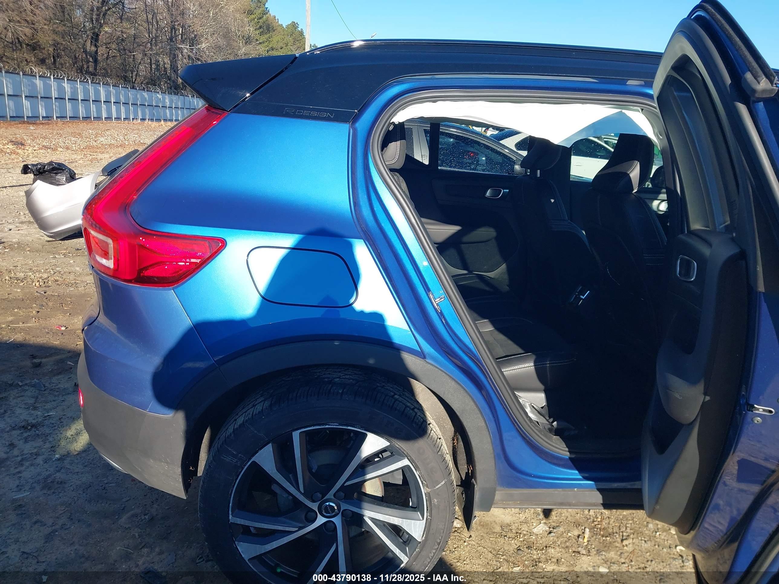 VOLVO XC40 image 8