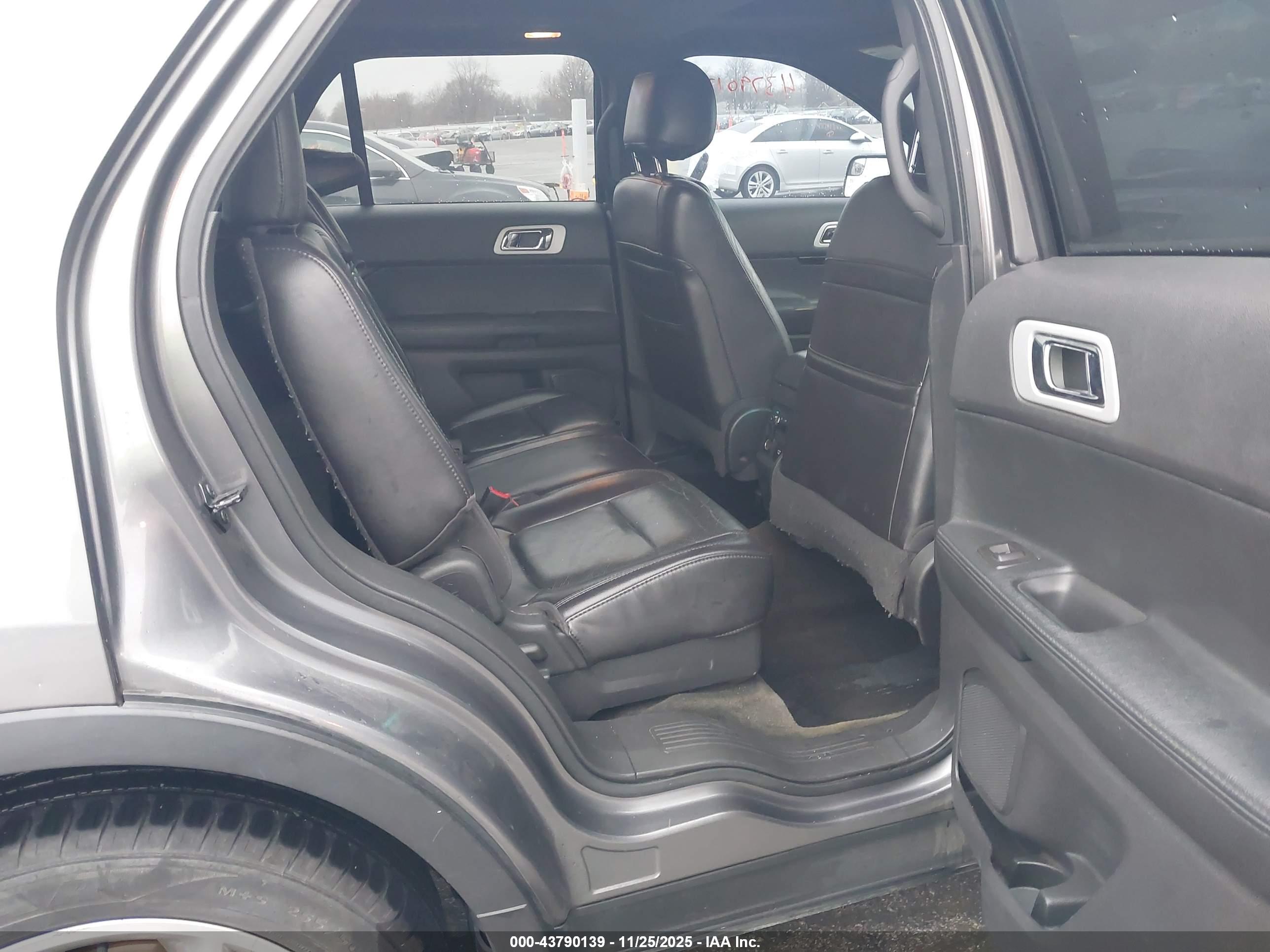 FORD EXPLORER image 8