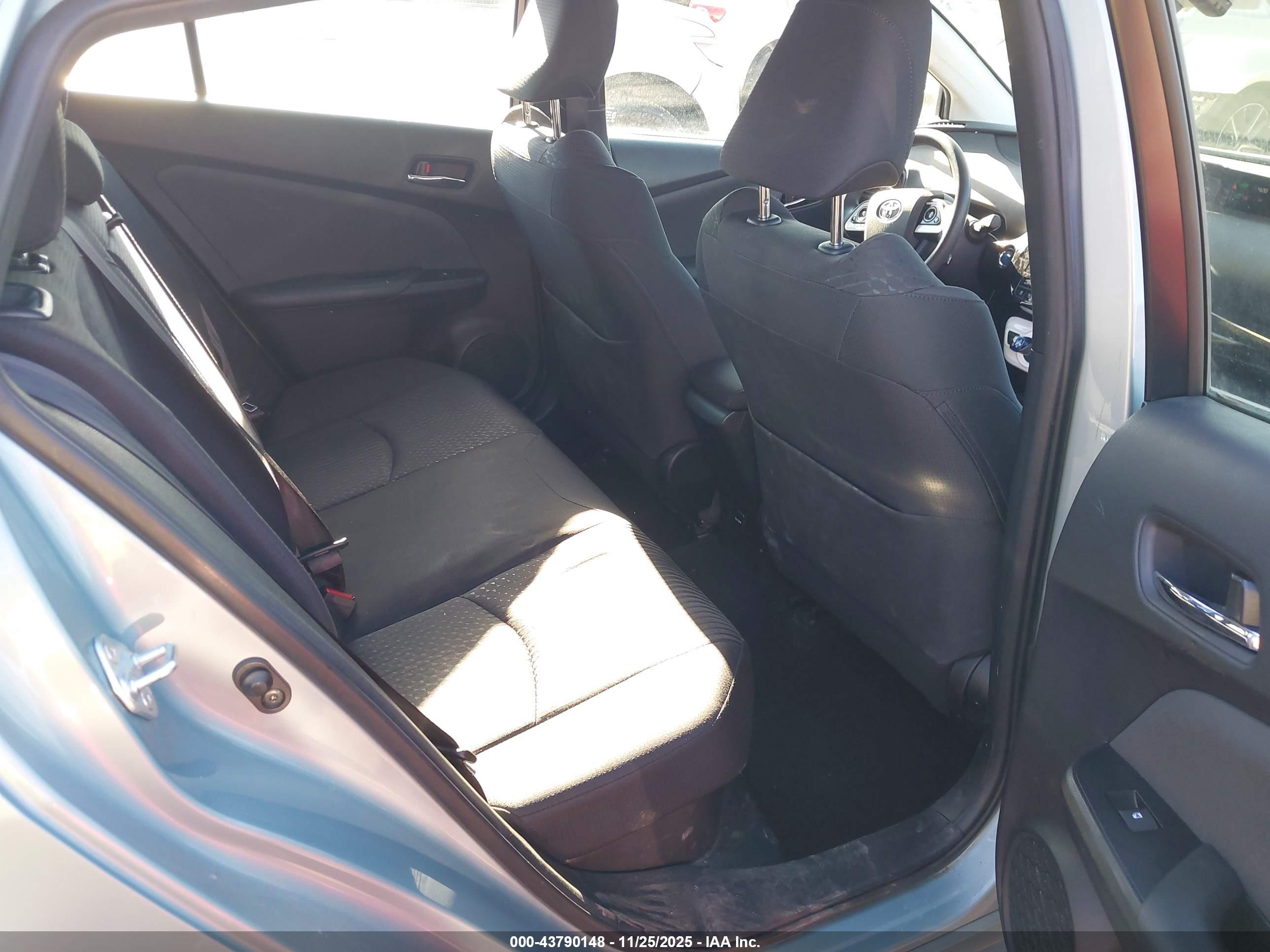 TOYOTA PRIUS image 8