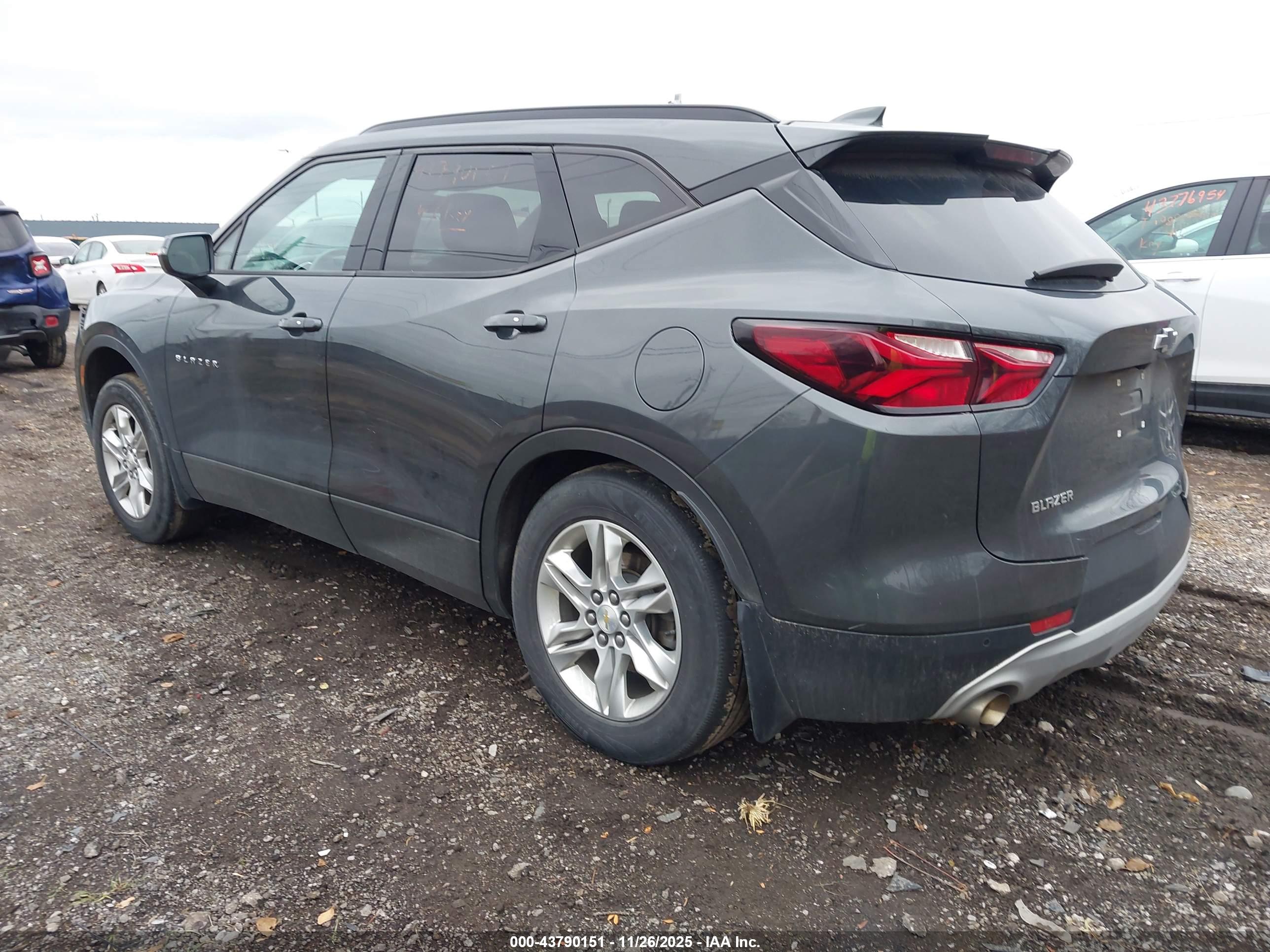 CHEVROLET BLAZER image 3