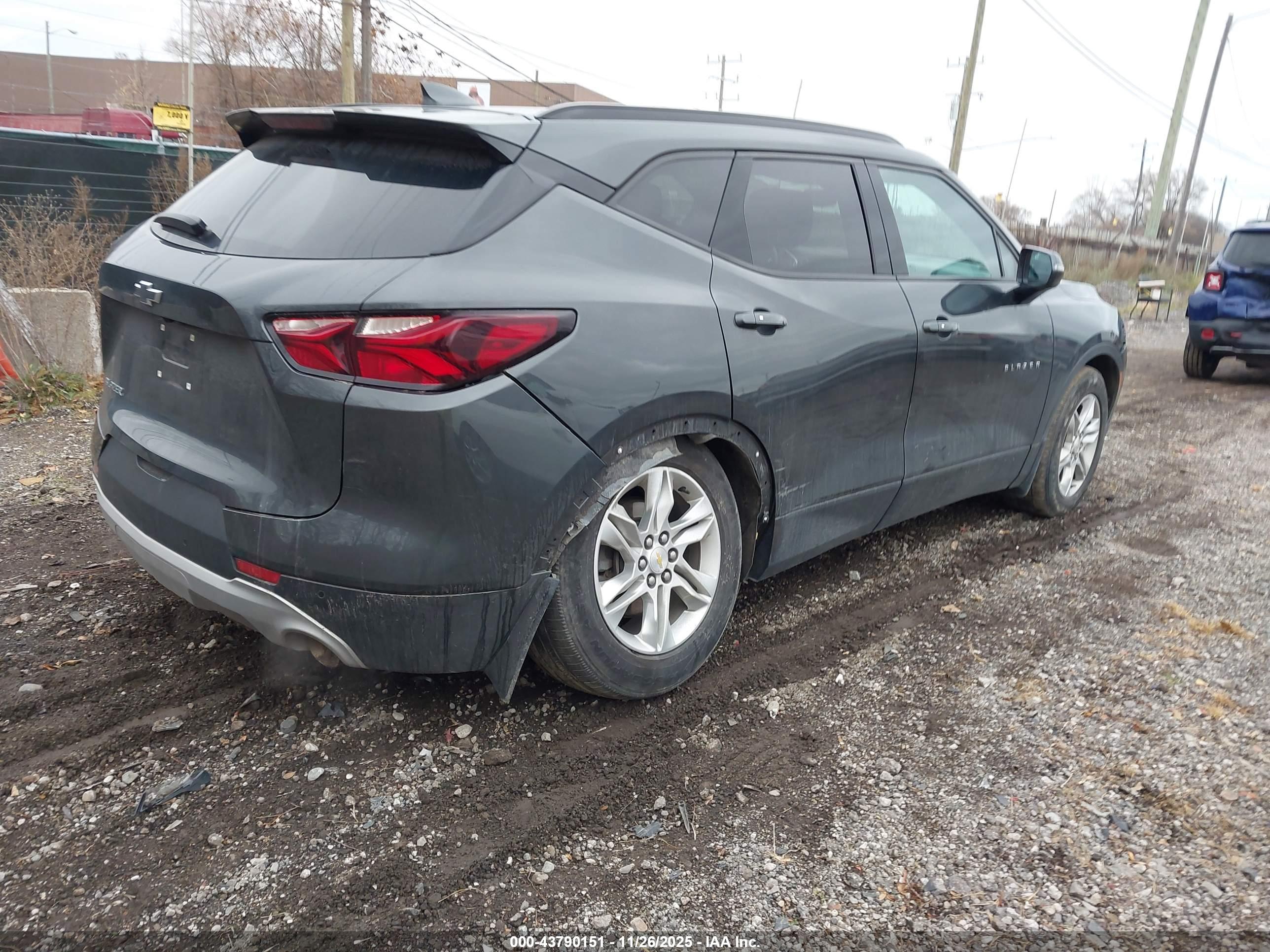 CHEVROLET BLAZER image 4