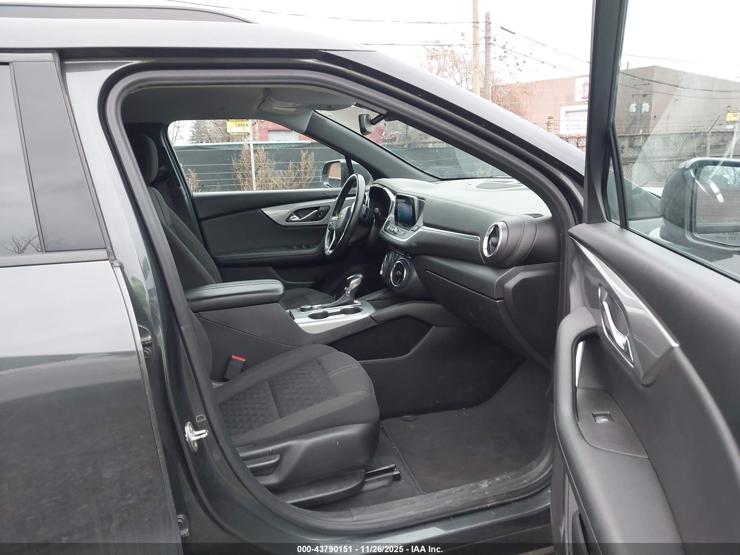 CHEVROLET BLAZER image 5