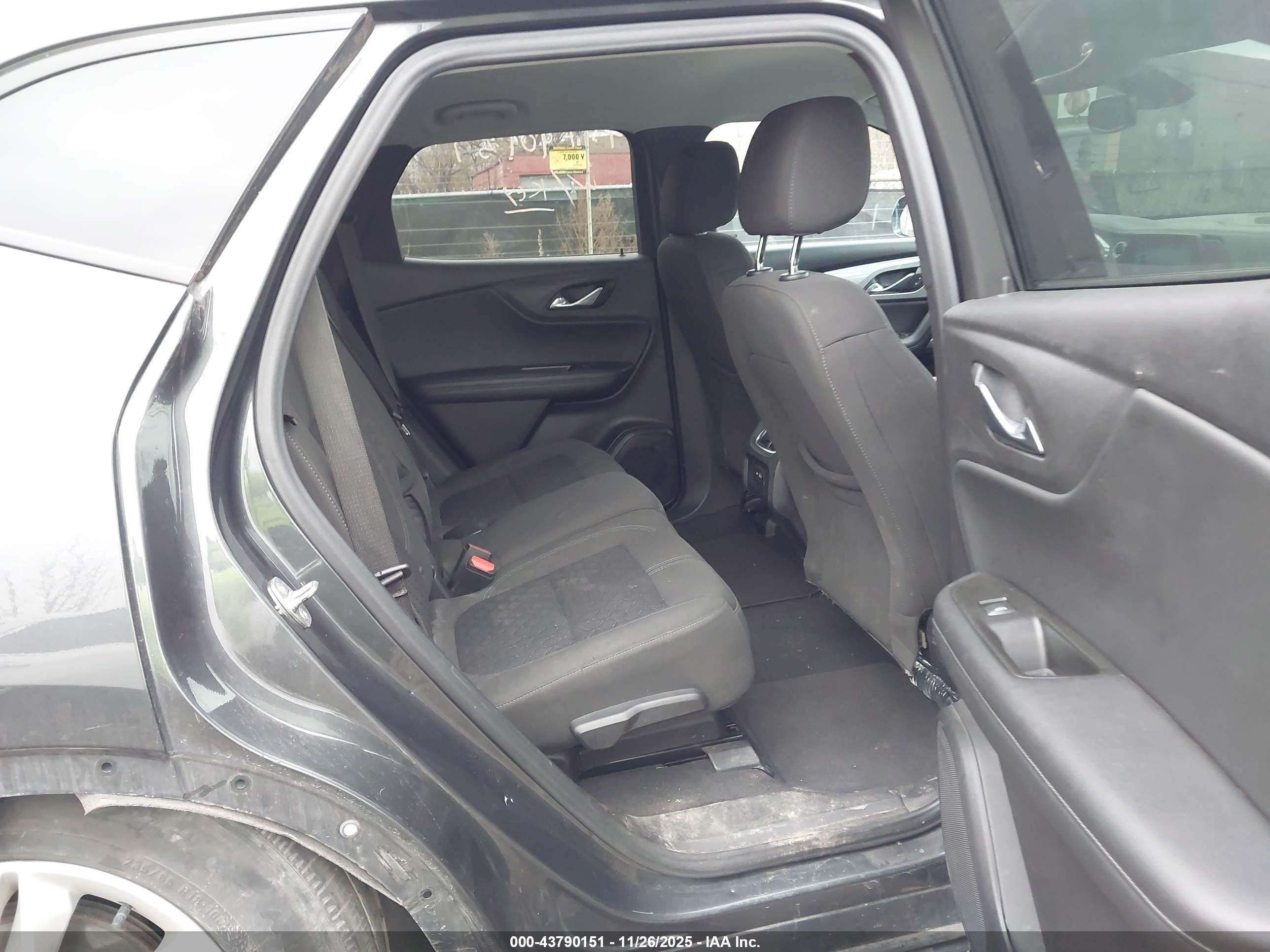 CHEVROLET BLAZER image 8