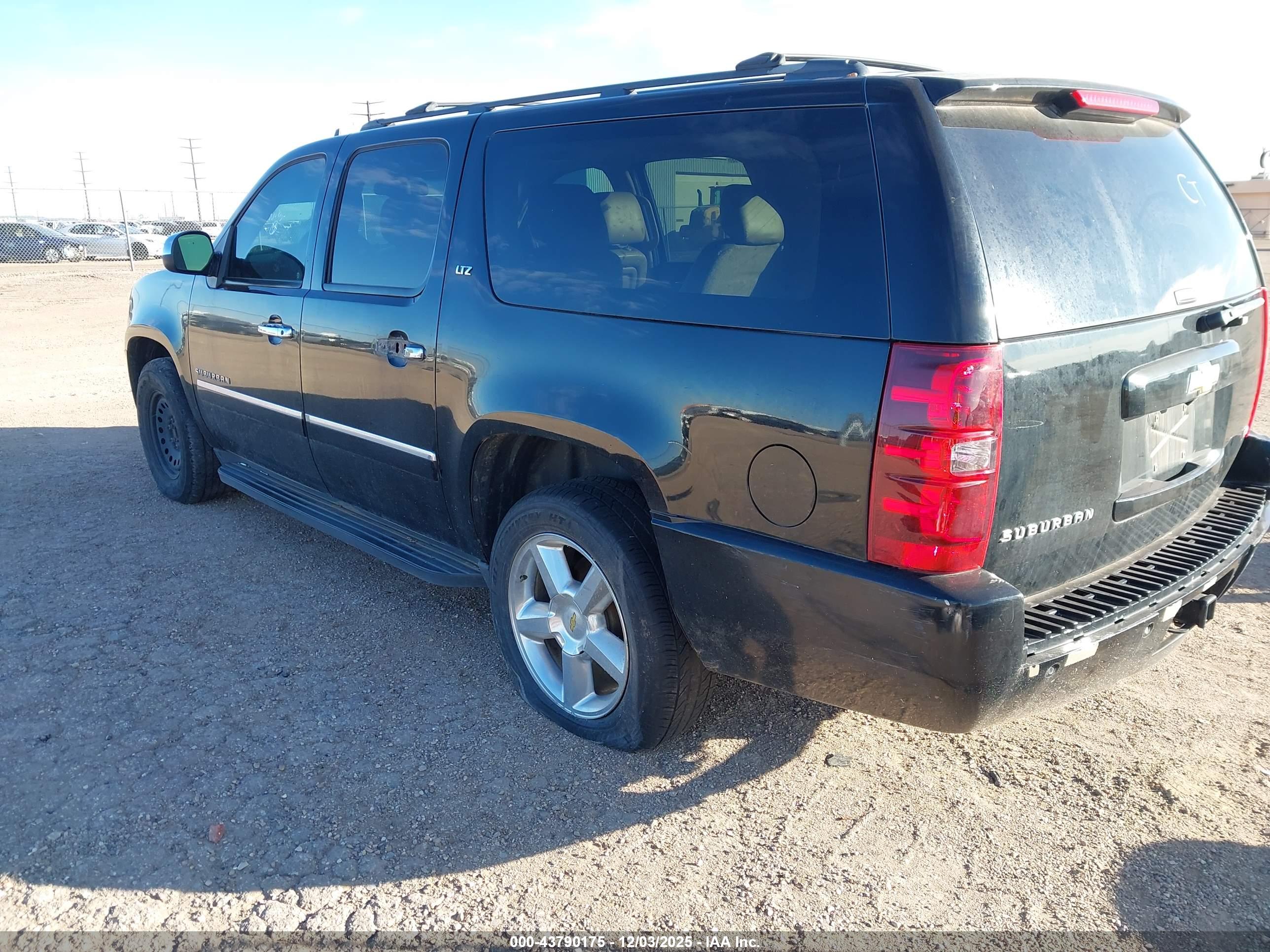 CHEVROLET SUBURBAN image 3
