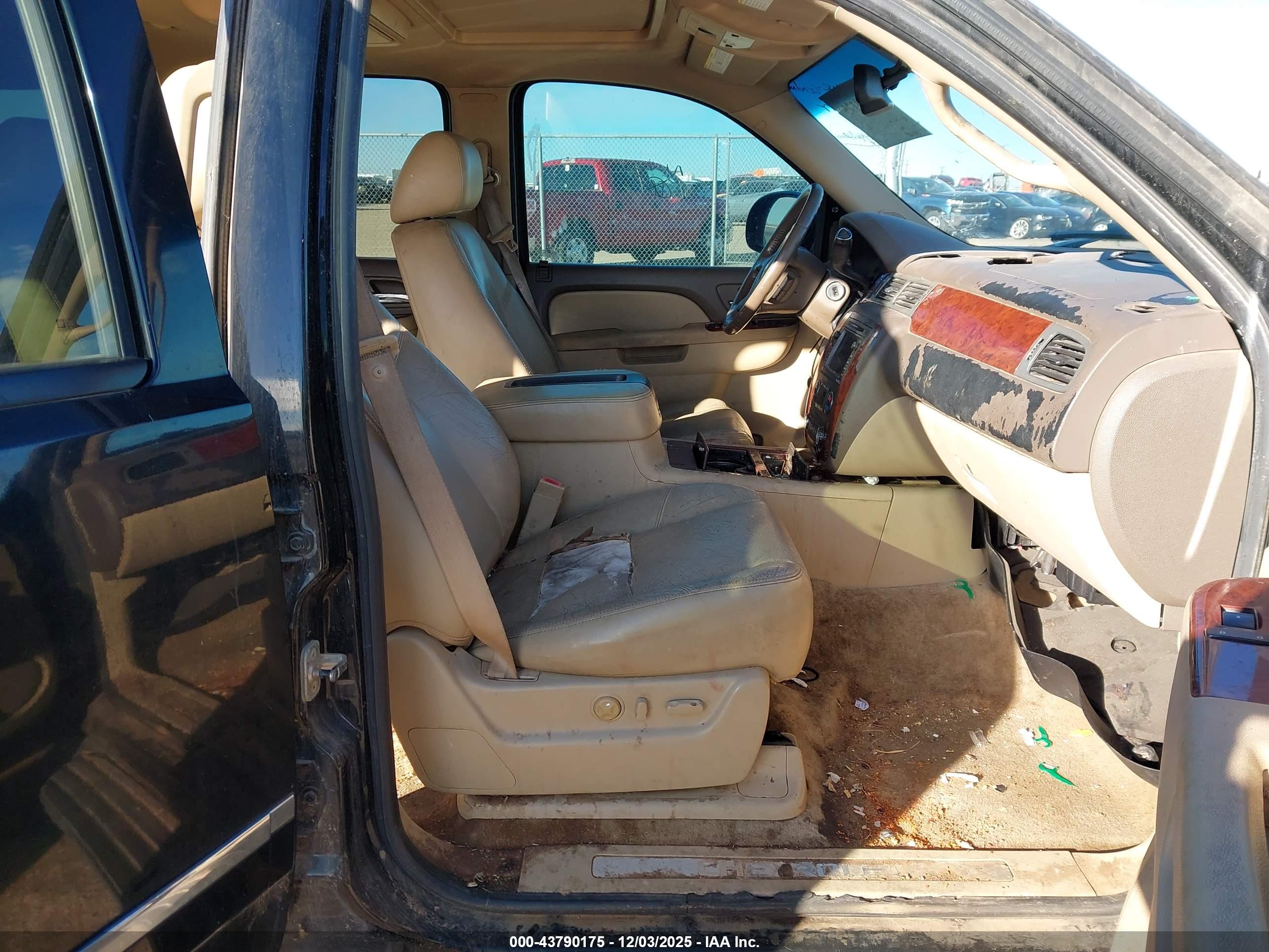 CHEVROLET SUBURBAN image 5