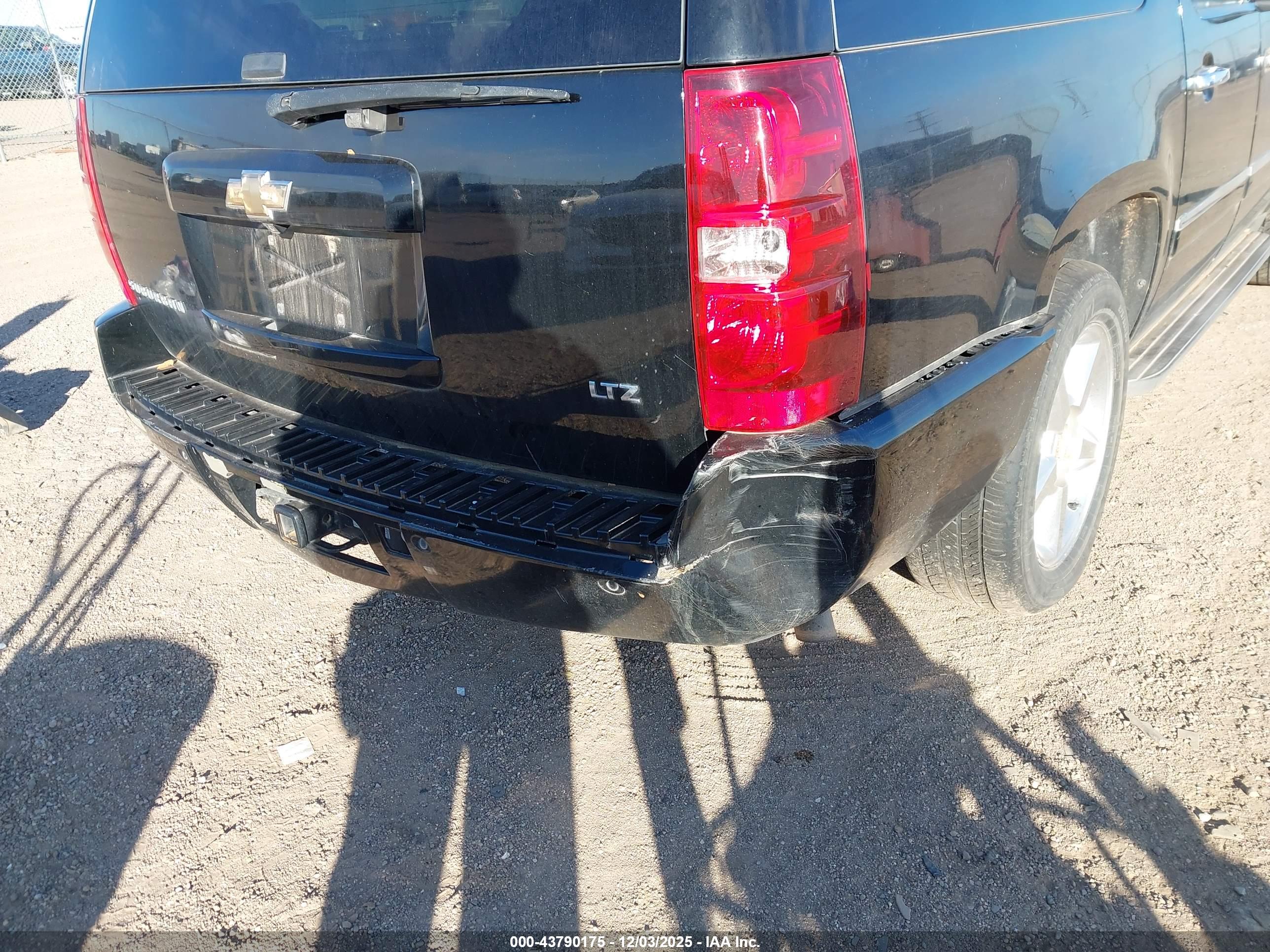 CHEVROLET SUBURBAN image 6