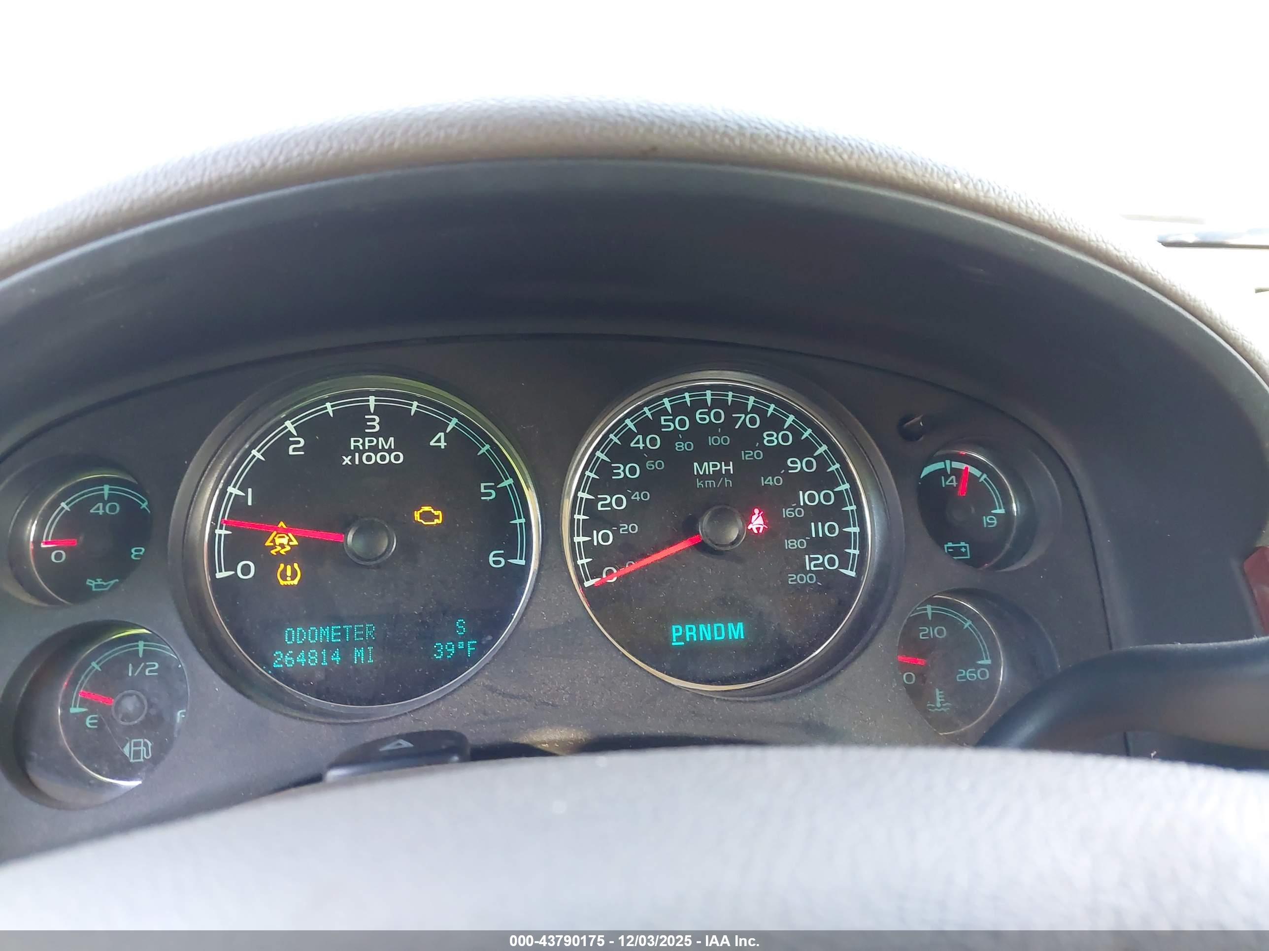 CHEVROLET SUBURBAN image 7