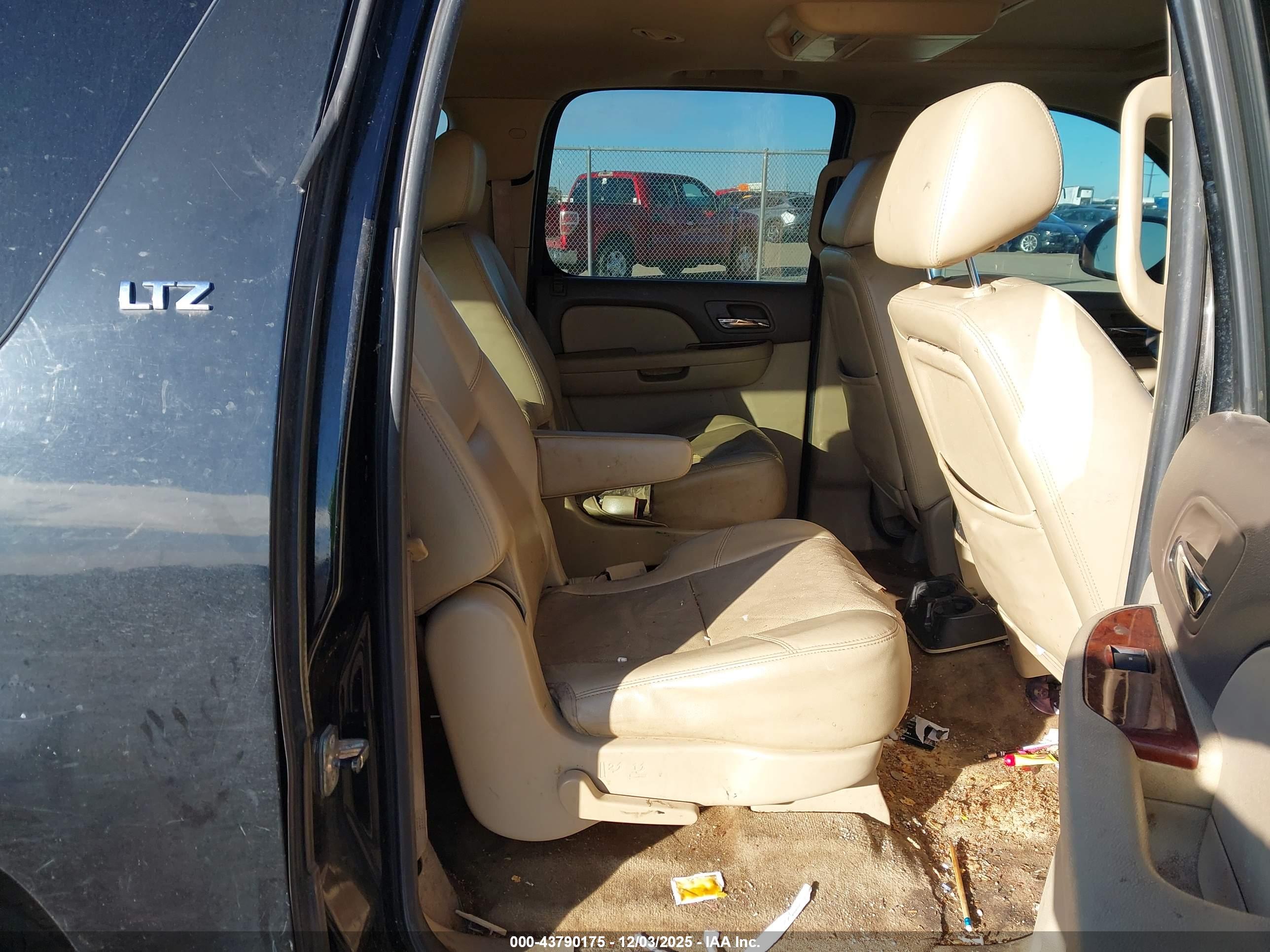 CHEVROLET SUBURBAN image 8