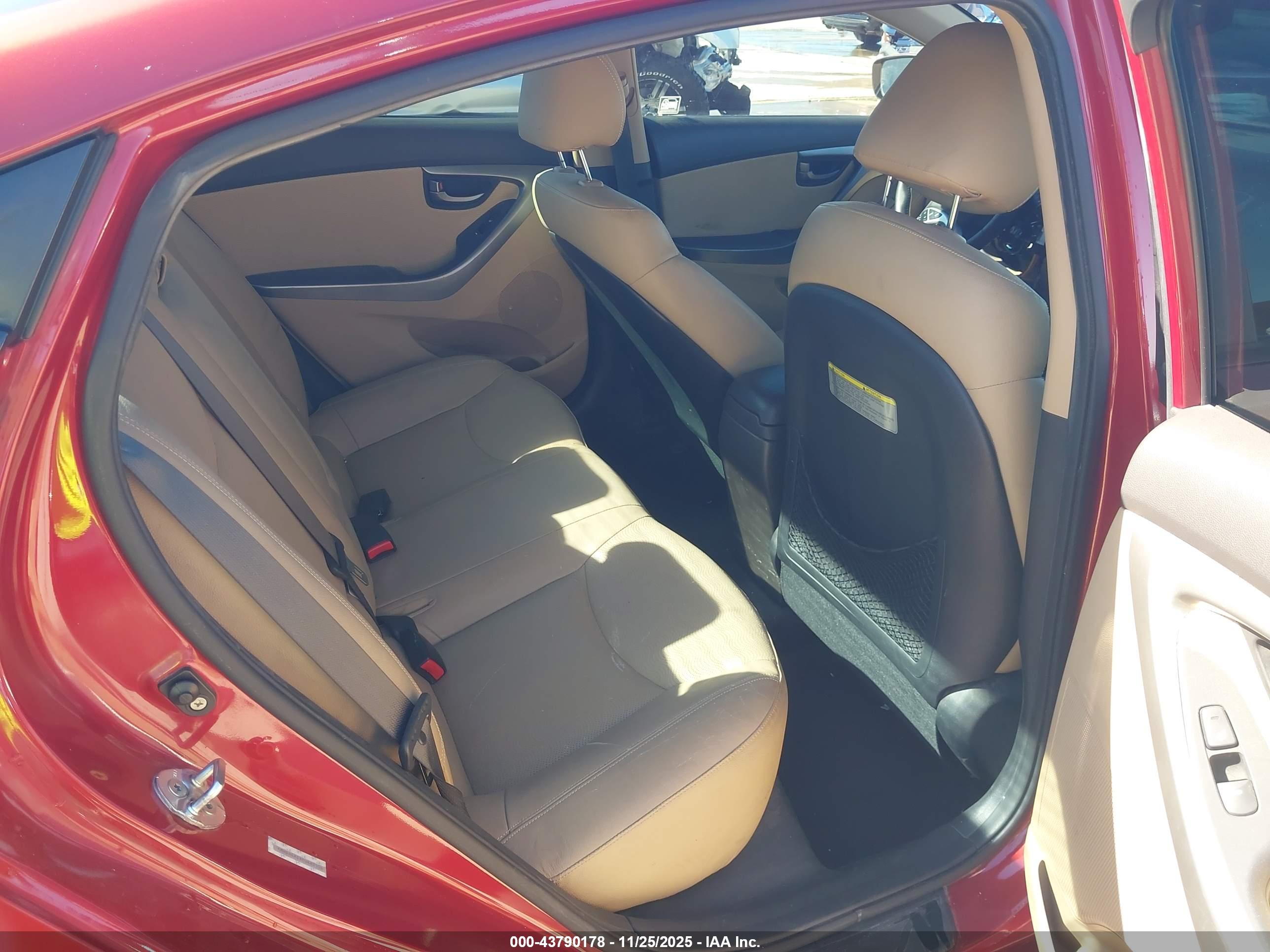 HYUNDAI ELANTRA image 8